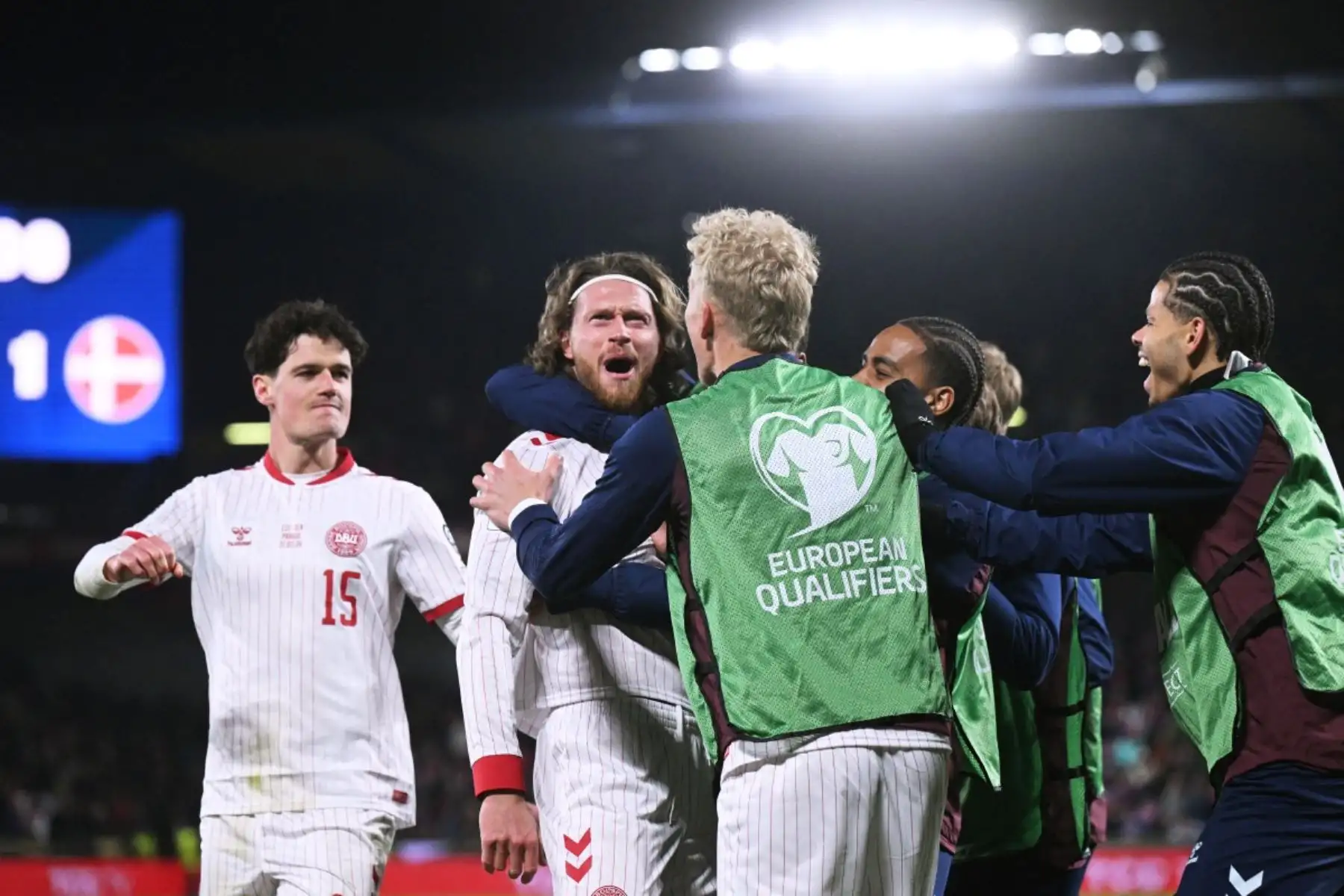 El defensa checo Ladislav Krejci, celebra con sus compañeros tras marcar el gol que puso el 2-1 en el marcador durante la primera parte de la prórroga del partido de clasificación para la Copa Mundial de la FIFA 2026 entre la República Checa y Dinamarca. Foto: AFP