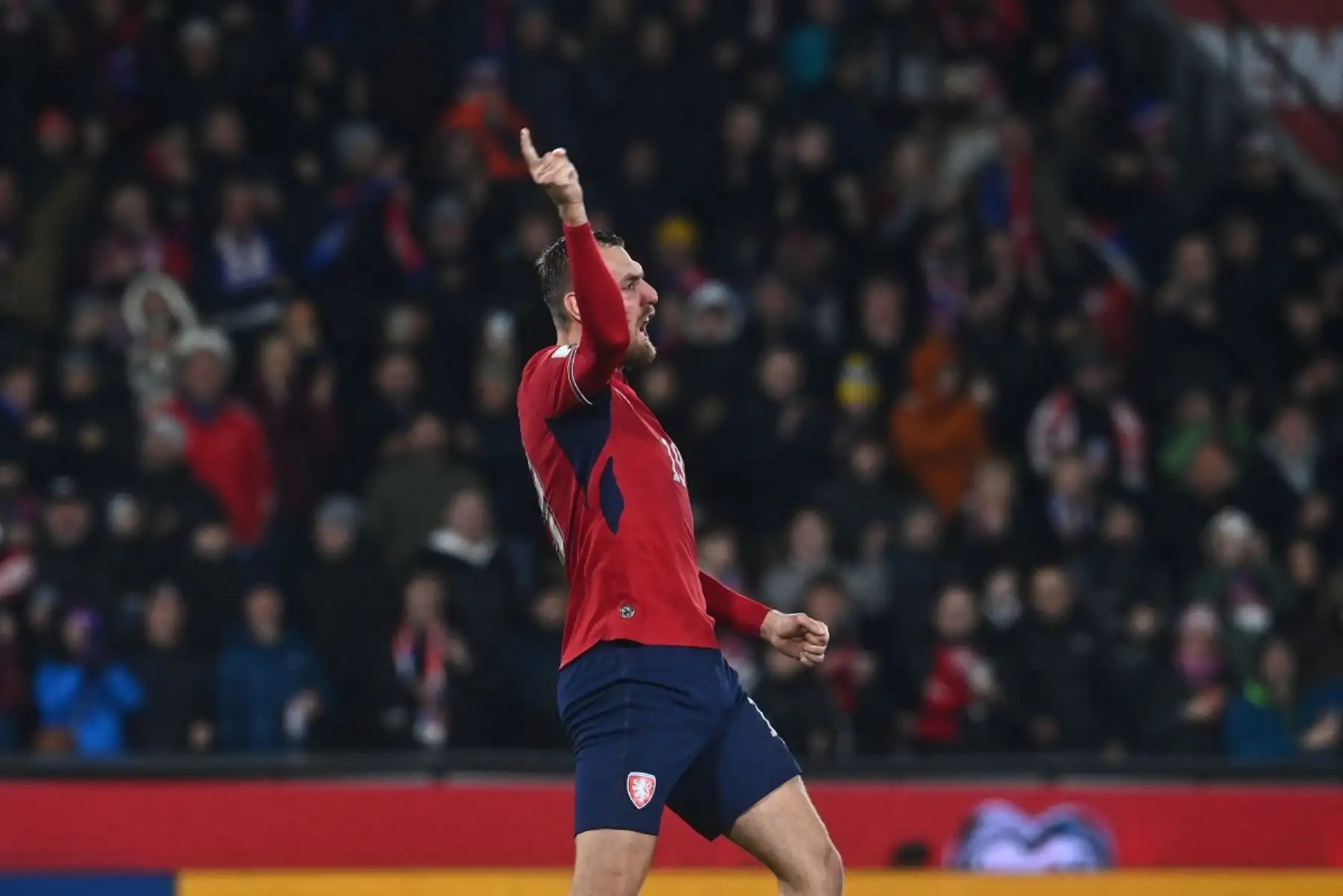 El defensa checo Ladislav Krejci, celebra con sus compañeros tras marcar el gol que puso el 2-1 en el marcador durante la primera parte de la prórroga del partido de clasificación para la Copa Mundial de la FIFA 2026 entre la República Checa y Dinamarca. Foto: AFP
