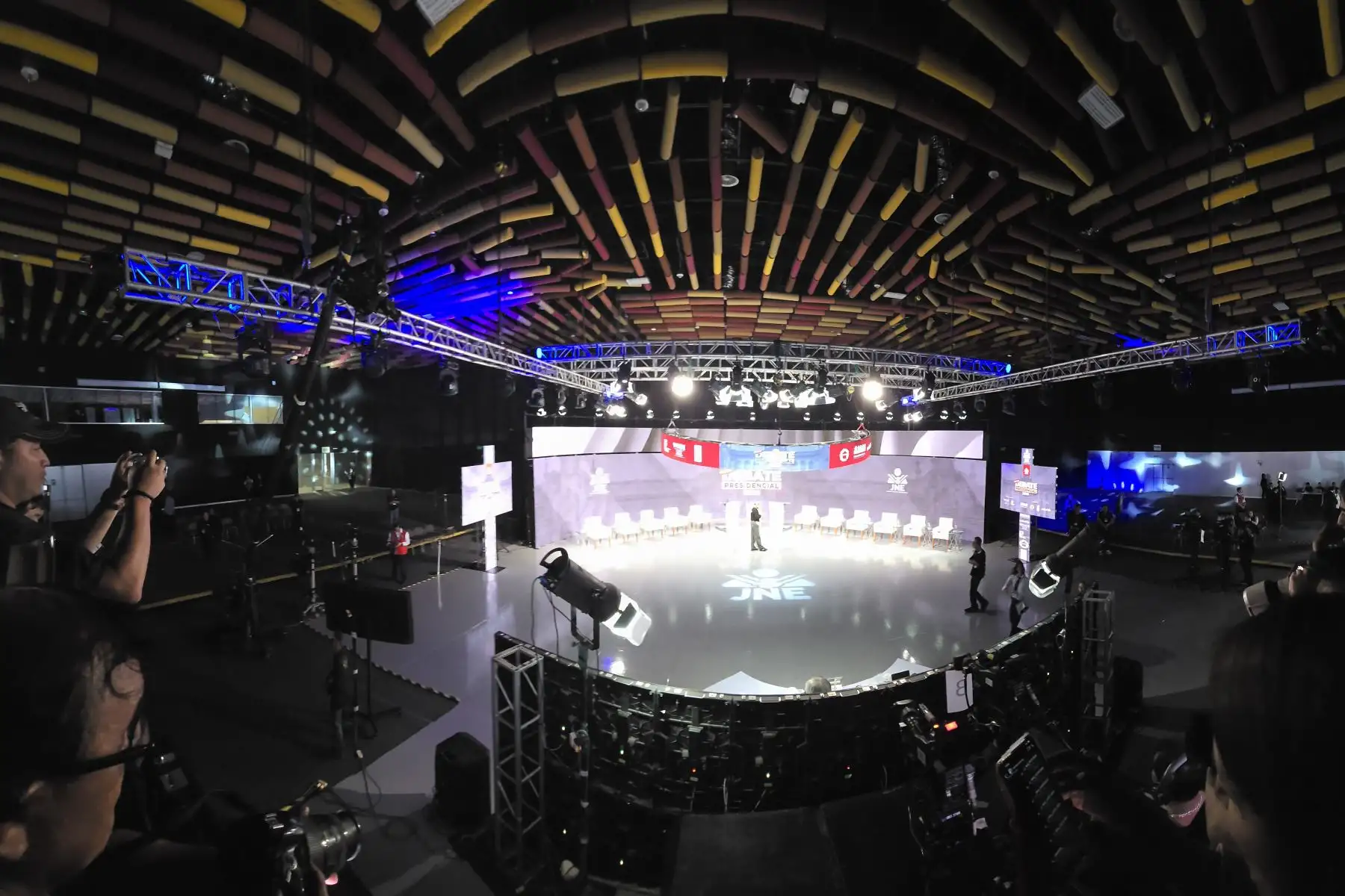 Todo queda listo para el inicio del día dos de la segunda jornada del debate presidencial, organizado por el Jurado Nacional de Elecciones (JNE), en el Centro de Convenciones de Lima. .Foto: ANDINA/Jhonel Rodríguez Robles