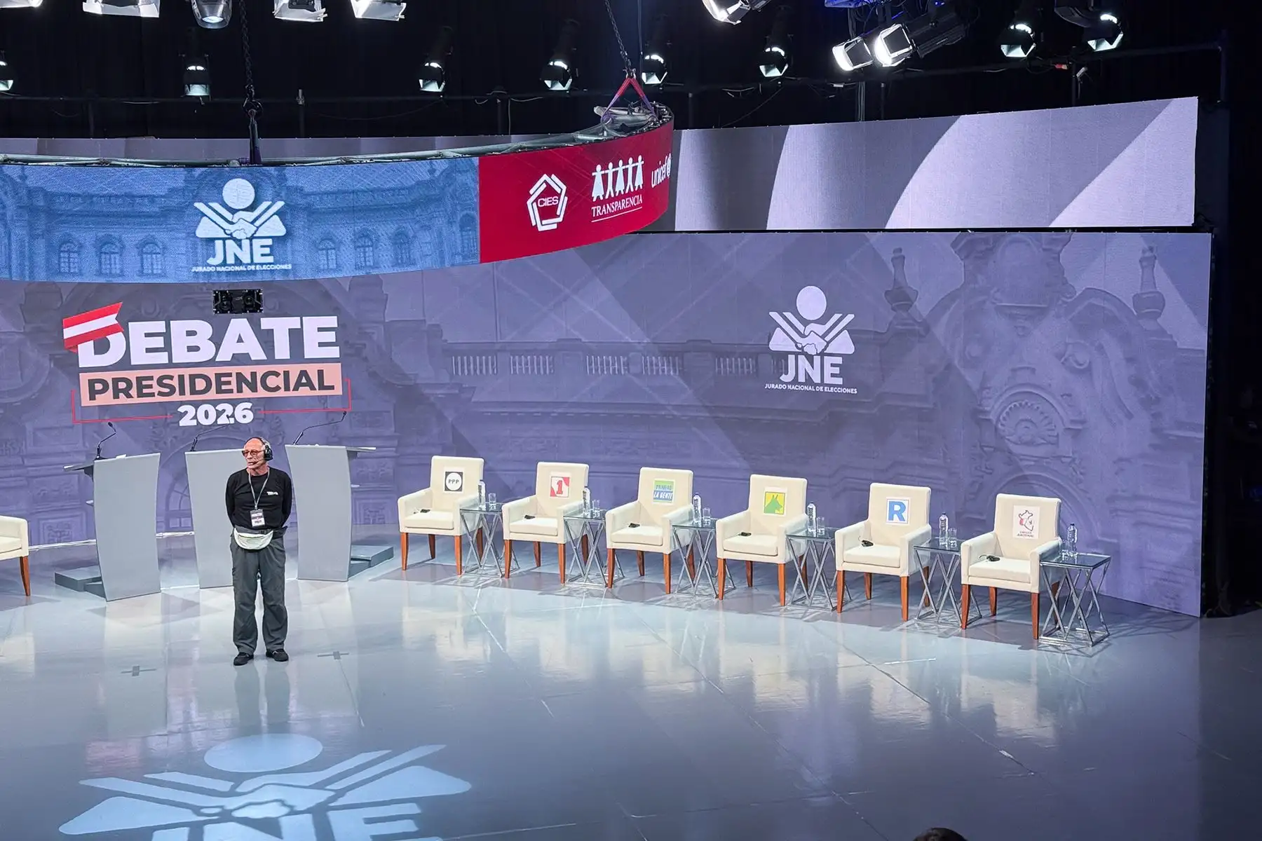 Todo queda listo para el inicio del día dos de la segunda jornada del debate presidencial, organizado por el Jurado Nacional de Elecciones (JNE), en el Centro de Convenciones de Lima. Foto: ANDINA/Verónica Calderón Zuñiga