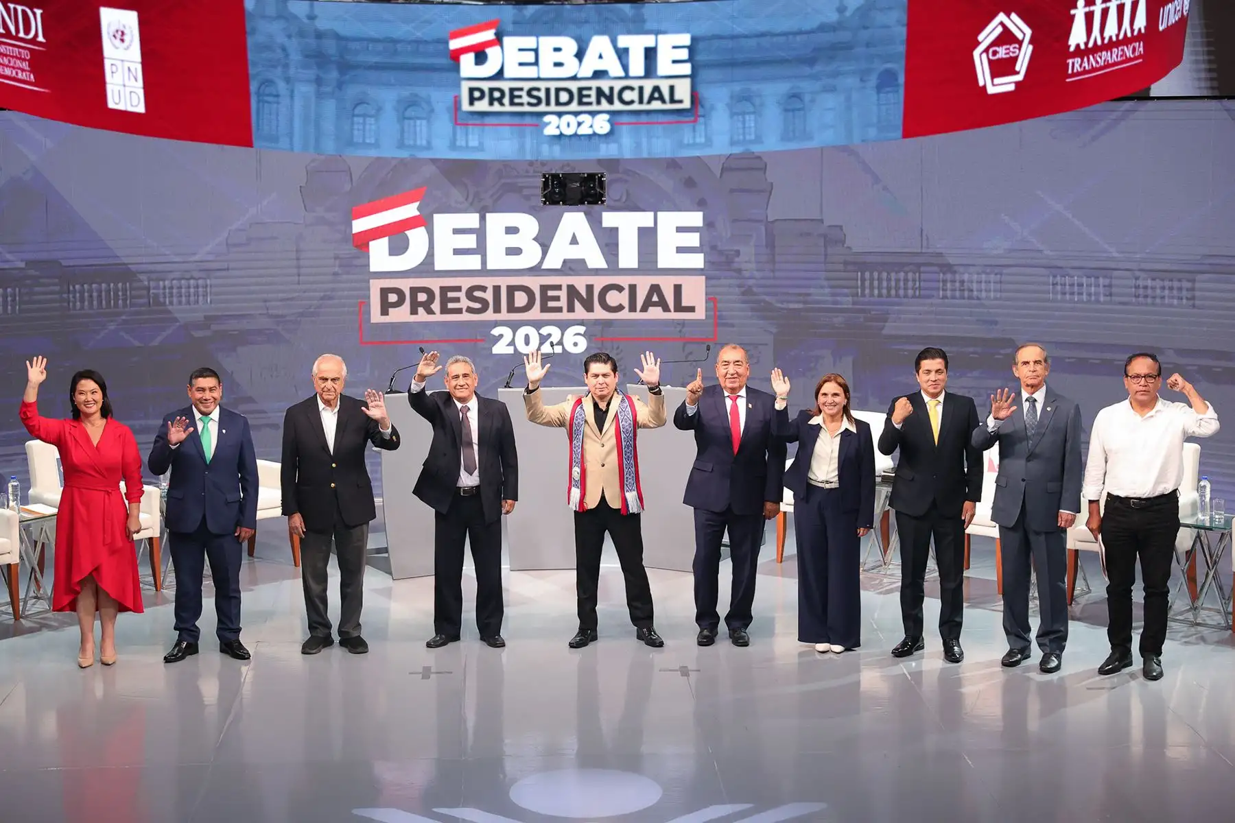 Candidatos presidenciales posan para la fotografía oficial durante el segundo día de la segunda jornada del debate presidencial, en el Centro de Convenciones de Lima. Foto: ANDINA/Verónica Calderón Zúñiga