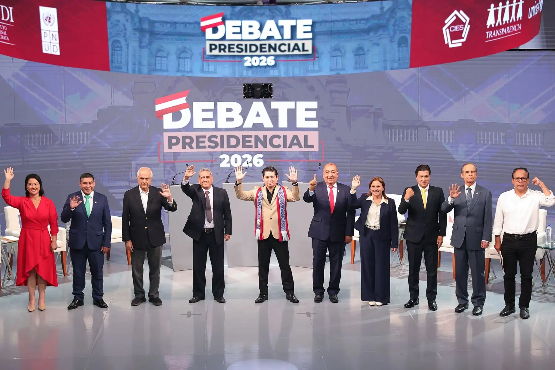 Candidatos presidenciales posan para la fotografía oficial durante el segundo día de la segunda jornada del debate presidencial, en el Centro de Convenciones de Lima. Foto: ANDINA/Verónica Calderón Zúñiga