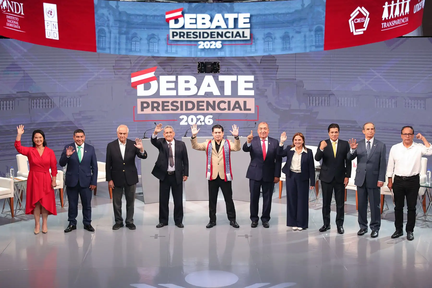 Candidatos presidenciales posan para la fotografía oficial durante el segundo día de la segunda jornada del debate presidencial, en el Centro de Convenciones de Lima. Foto: ANDINA/Verónica Calderón Zúñiga