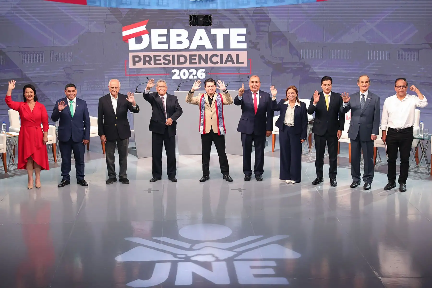 Candidatos presidenciales posan para la fotografía oficial durante el segundo día de la segunda jornada del debate presidencial, en el Centro de Convenciones de Lima. Foto: ANDINA/Verónica Calderón Zúñiga