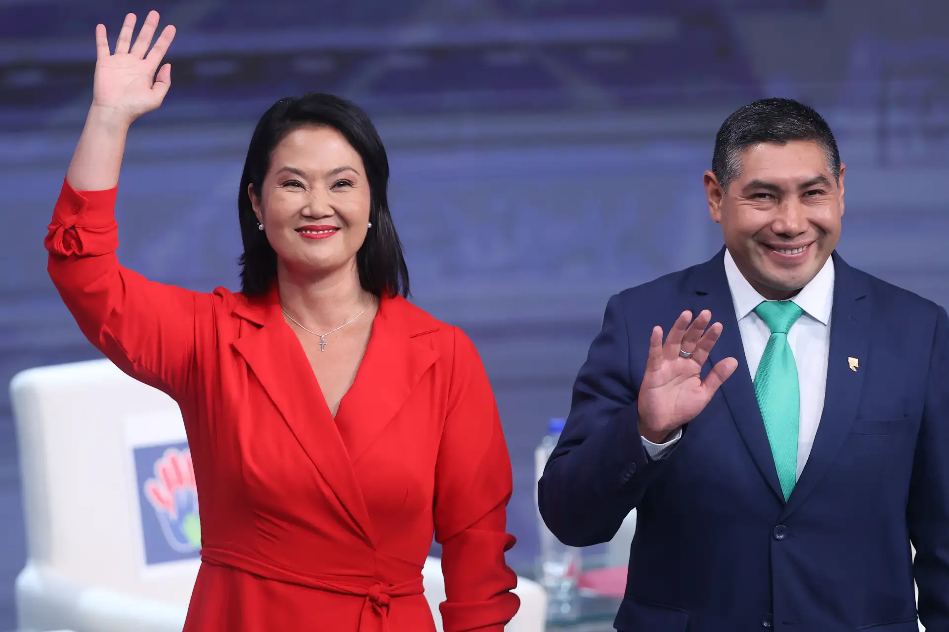 Candidatos presidenciales posan para la fotografía oficial durante el segundo día de la segunda jornada del debate presidencial, en el Centro de Convenciones de Lima. Foto: ANDINA/Jhonel Rodríguez Robles