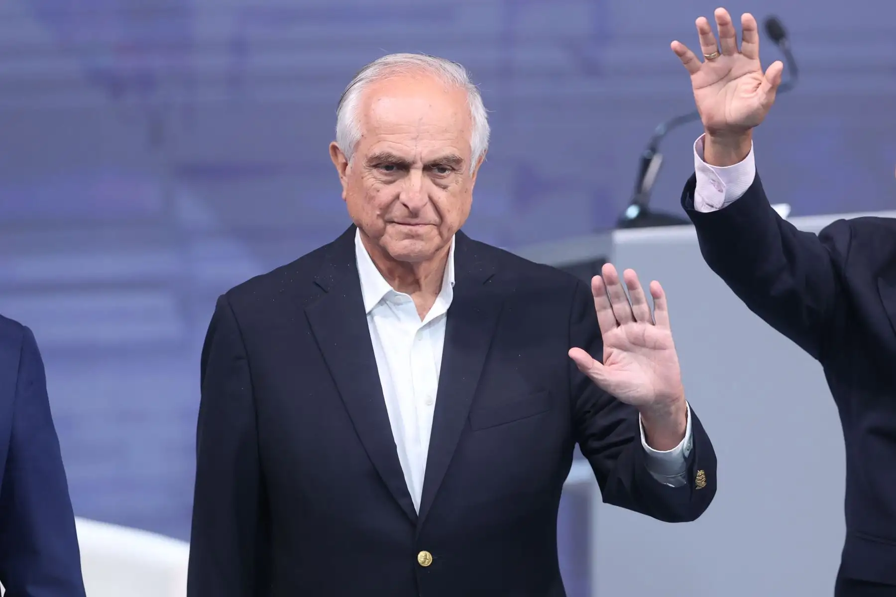 Candidatos presidenciales posan para la fotografía oficial durante el segundo día de la segunda jornada del debate presidencial, en el Centro de Convenciones de Lima. Foto: ANDINA/Jhonel Rodríguez Robles