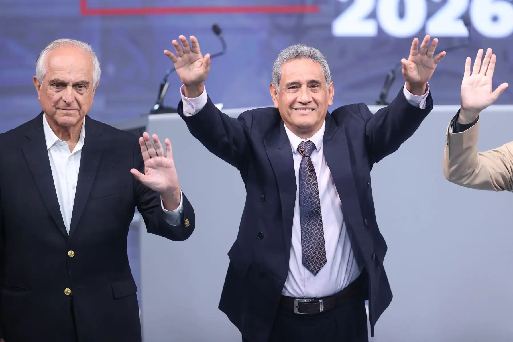 Candidatos presidenciales posan para la fotografía oficial durante el segundo día de la segunda jornada del debate presidencial, en el Centro de Convenciones de Lima. Foto: ANDINA/Jhonel Rodríguez Robles