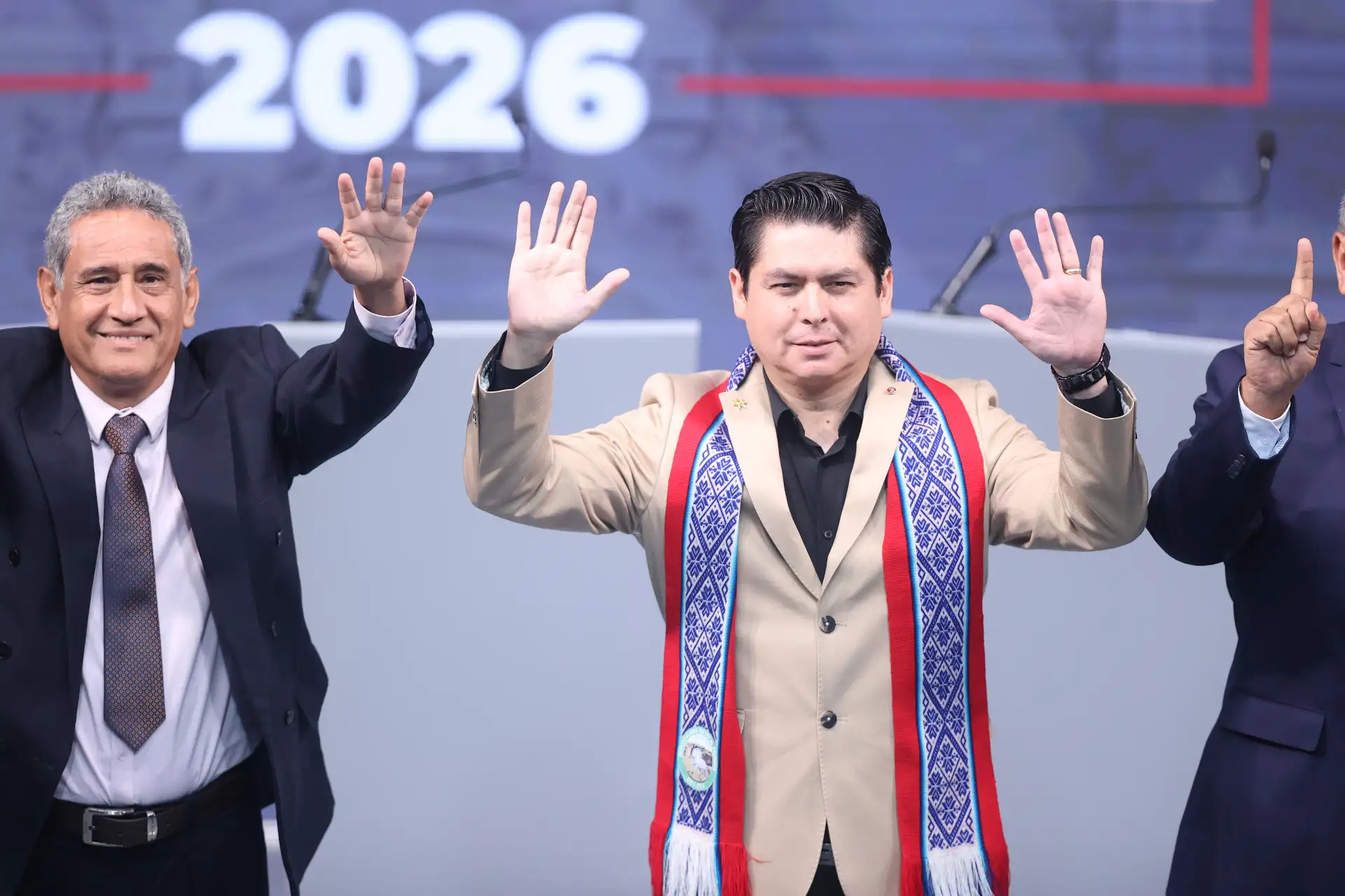 Candidatos presidenciales posan para la fotografía oficial durante el segundo día de la segunda jornada del debate presidencial, en el Centro de Convenciones de Lima. Foto: ANDINA/Jhonel Rodríguez Robles