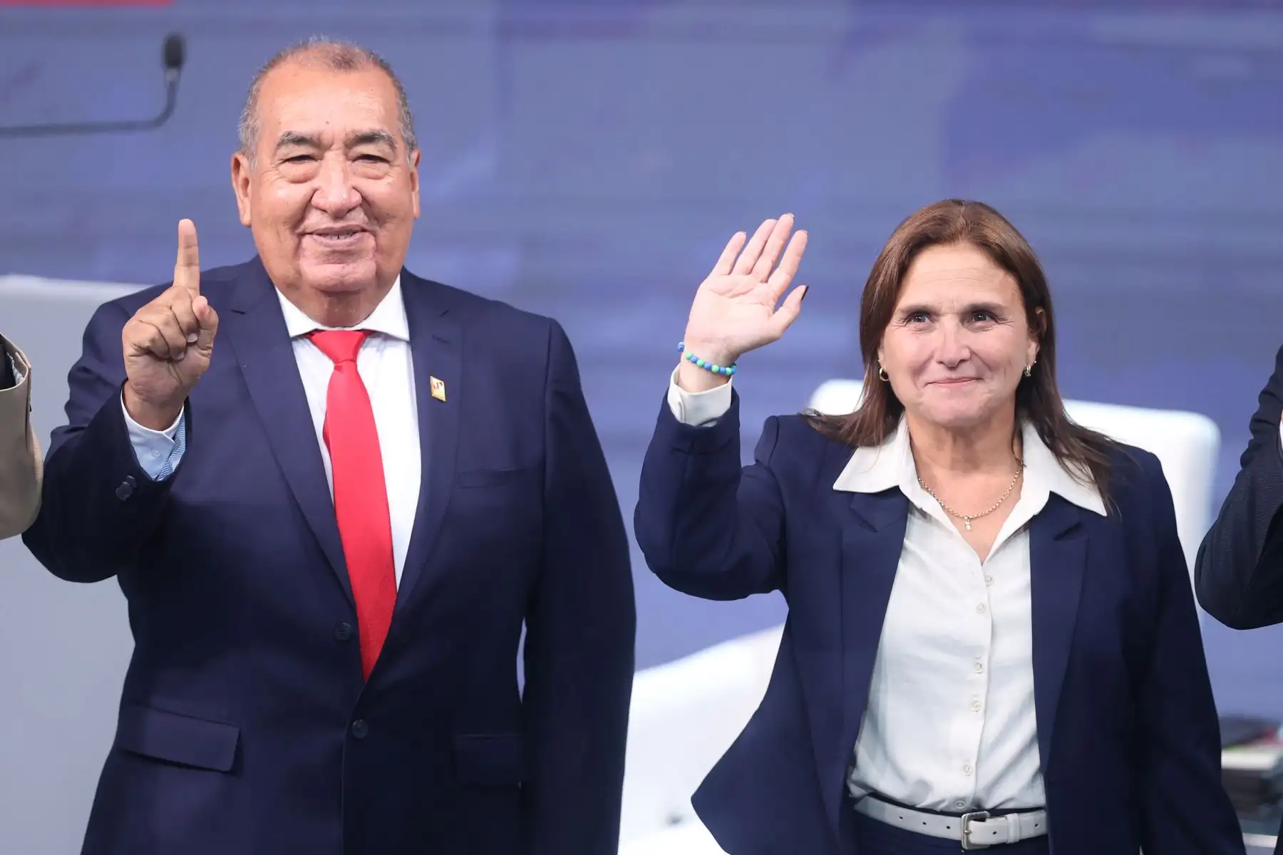 Candidatos presidenciales posan para la fotografía oficial durante el segundo día de la segunda jornada del debate presidencial, en el Centro de Convenciones de Lima. Foto: ANDINA/Jhonel Rodríguez Robles