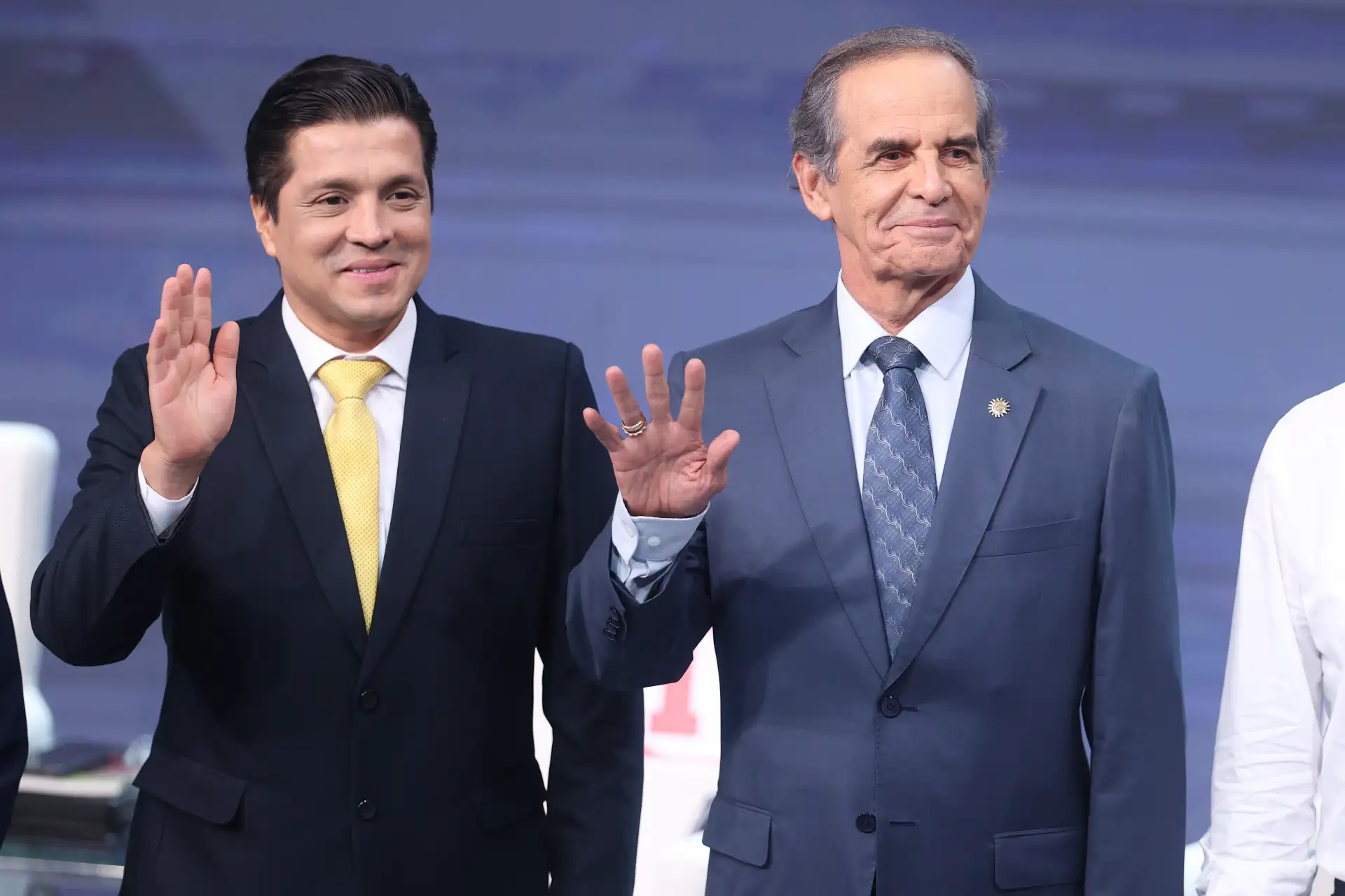 Candidatos presidenciales posan para la fotografía oficial durante el segundo día de la segunda jornada del debate presidencial, en el Centro de Convenciones de Lima. Foto: ANDINA/Jhonel Rodríguez Robles