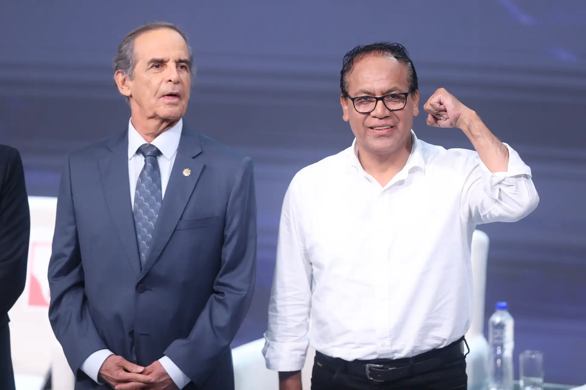 Candidatos presidenciales posan para la fotografía oficial durante el segundo día de la segunda jornada del debate presidencial, en el Centro de Convenciones de Lima. Foto: ANDINA/Jhonel Rodríguez Robles