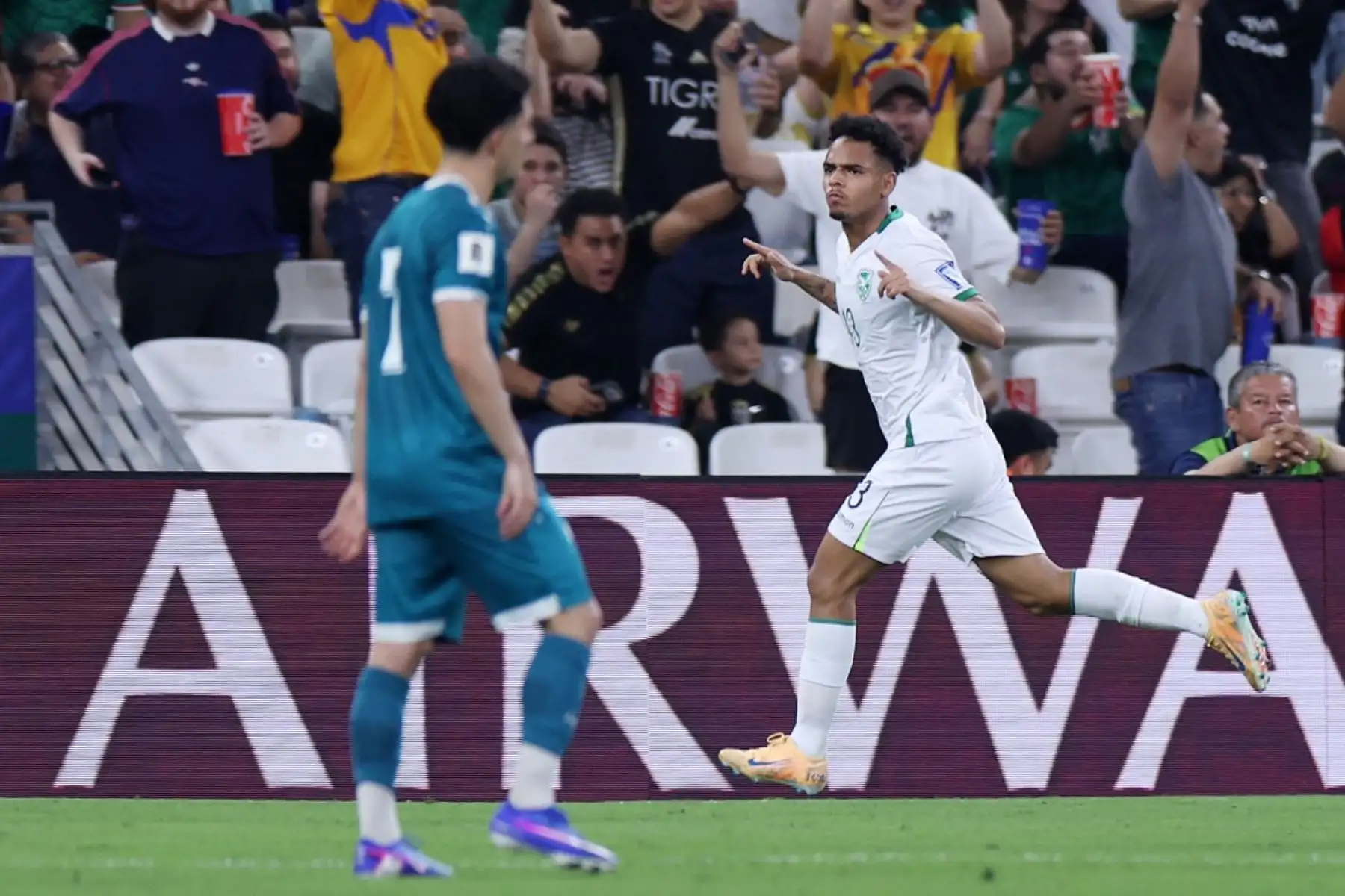 El delantero boliviano Moisés Paniagua, celebra el primer gol de su equipo durante el partido de repechaje de la final de las eliminatorias para la Copa Mundial de la FIFA 2026 entre Irak y Bolivia en el Estadio BBVA de Guadalupe, estado de Nuevo León, México. Foto: AFP
