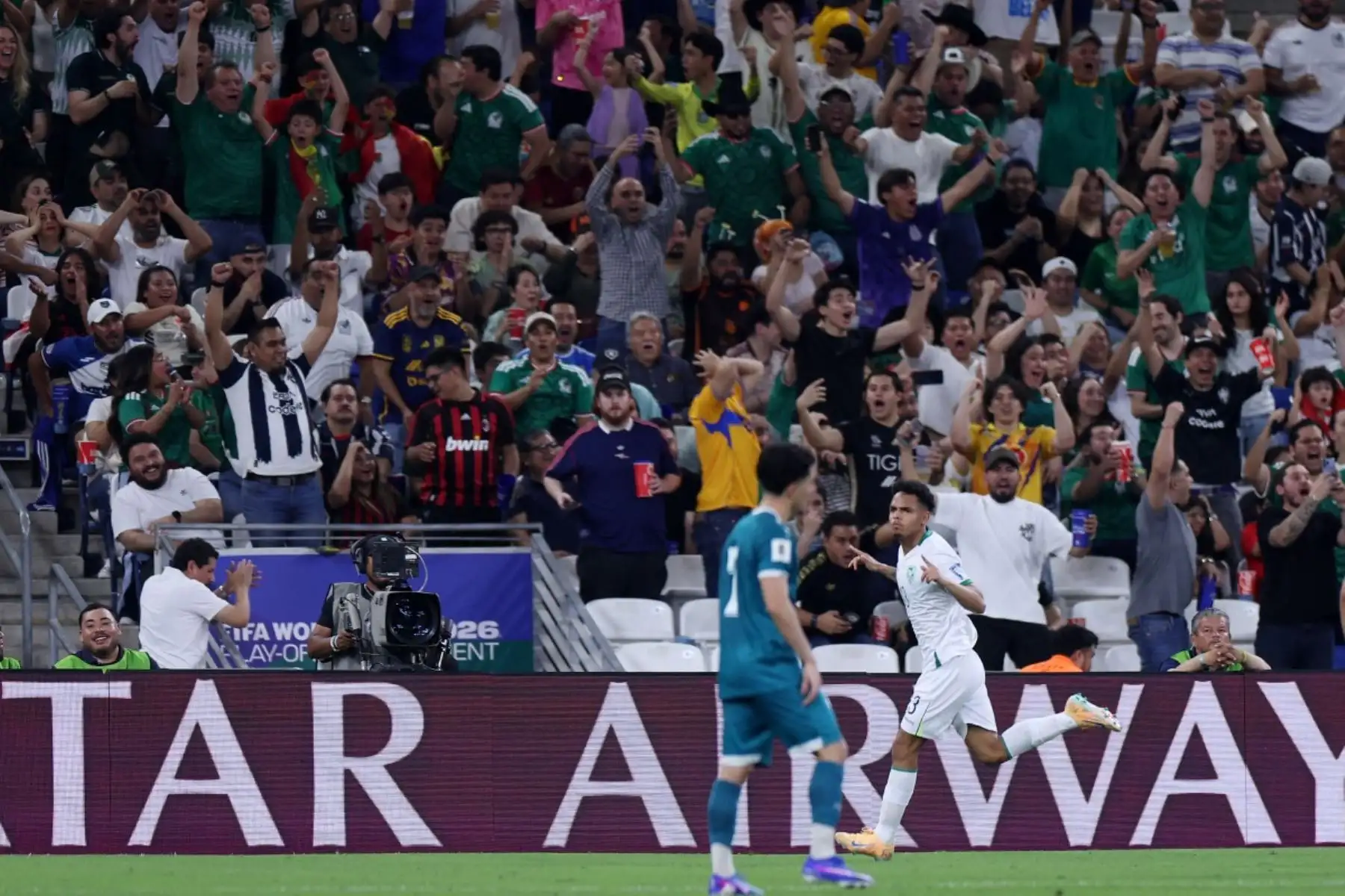 El delantero boliviano Moisés Paniagua, celebra el primer gol de su equipo durante el partido de repechaje de la final de las eliminatorias para la Copa Mundial de la FIFA 2026 entre Irak y Bolivia en el Estadio BBVA de Guadalupe, estado de Nuevo León, México. Foto: AFP