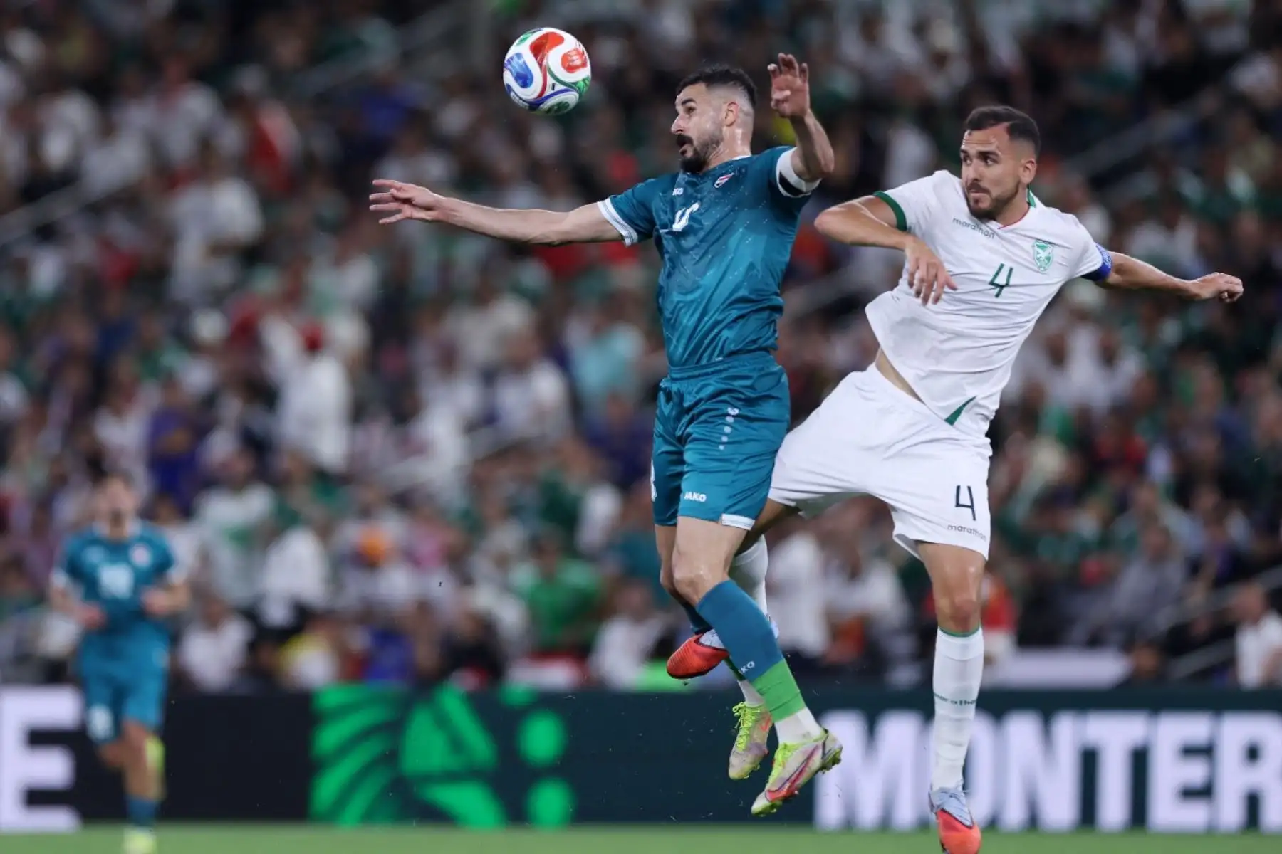El delantero iraquí Aymen Hussein, y el defensa boliviano Luis Haquin, luchan por el balón durante el partido de repechaje de la final de las eliminatorias para la Copa Mundial de la FIFA 2026 entre Irak y Bolivia en el Estadio BBVA de Guadalupe. Foto: AFP