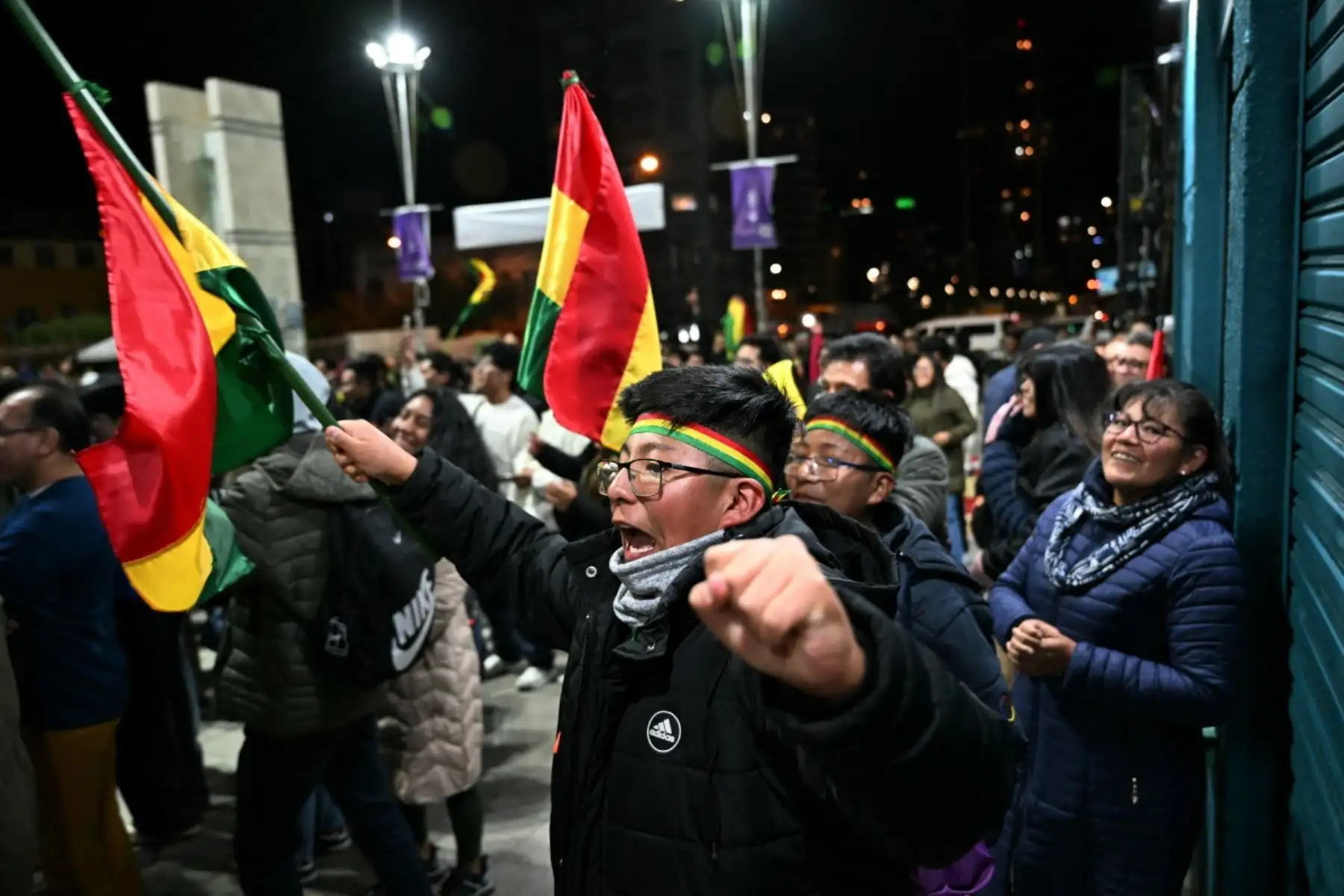 Hinchas bolivianos animan a su equipo antes del partido de repechaje de la final de las eliminatorias para la Copa Mundial de la FIFA 2026 entre Irak y Bolivia en el Estadio BBVA de Guadalupe, estado de Nuevo León, México. Foto: AFP