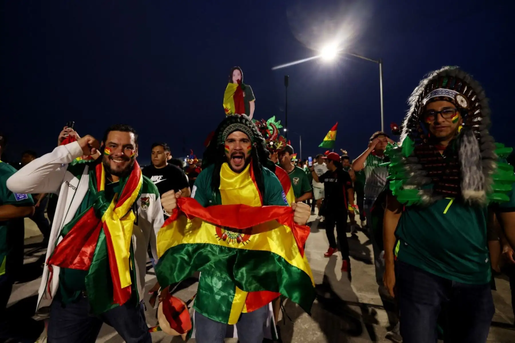 Hinchas bolivianos animan a su equipo antes del partido de repechaje de la final de las eliminatorias para la Copa Mundial de la FIFA 2026 entre Irak y Bolivia en el Estadio BBVA de Guadalupe, estado de Nuevo León, México. Foto: AFP