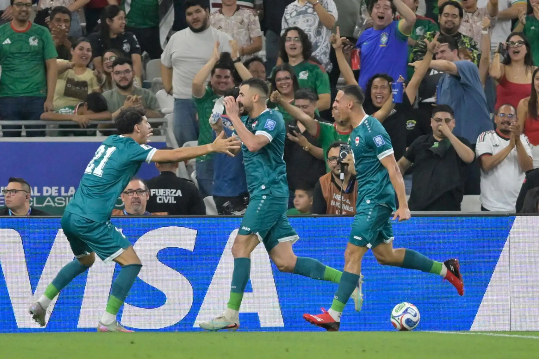 Jugadores de Irak celebran un gol este martes, en un partido de repechaje para la Copa Mundial 2026 entre Irak y Bolivia. Foto: EFE