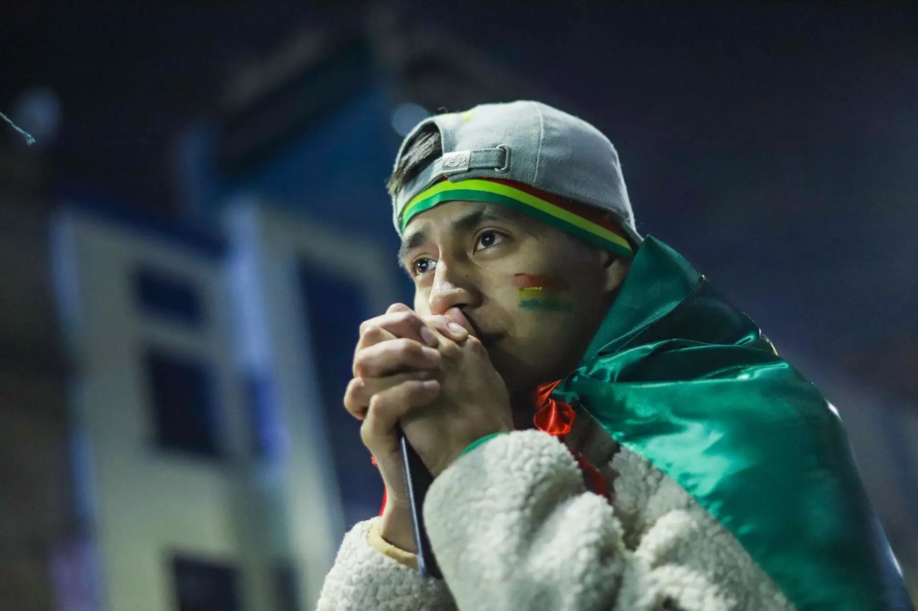 Un hincha boliviano cubierto con la bandera nacional mostró su desconsuelo tras la eliminación, en una jornada que puso fin al sueño mundialista. Foto: AFP.