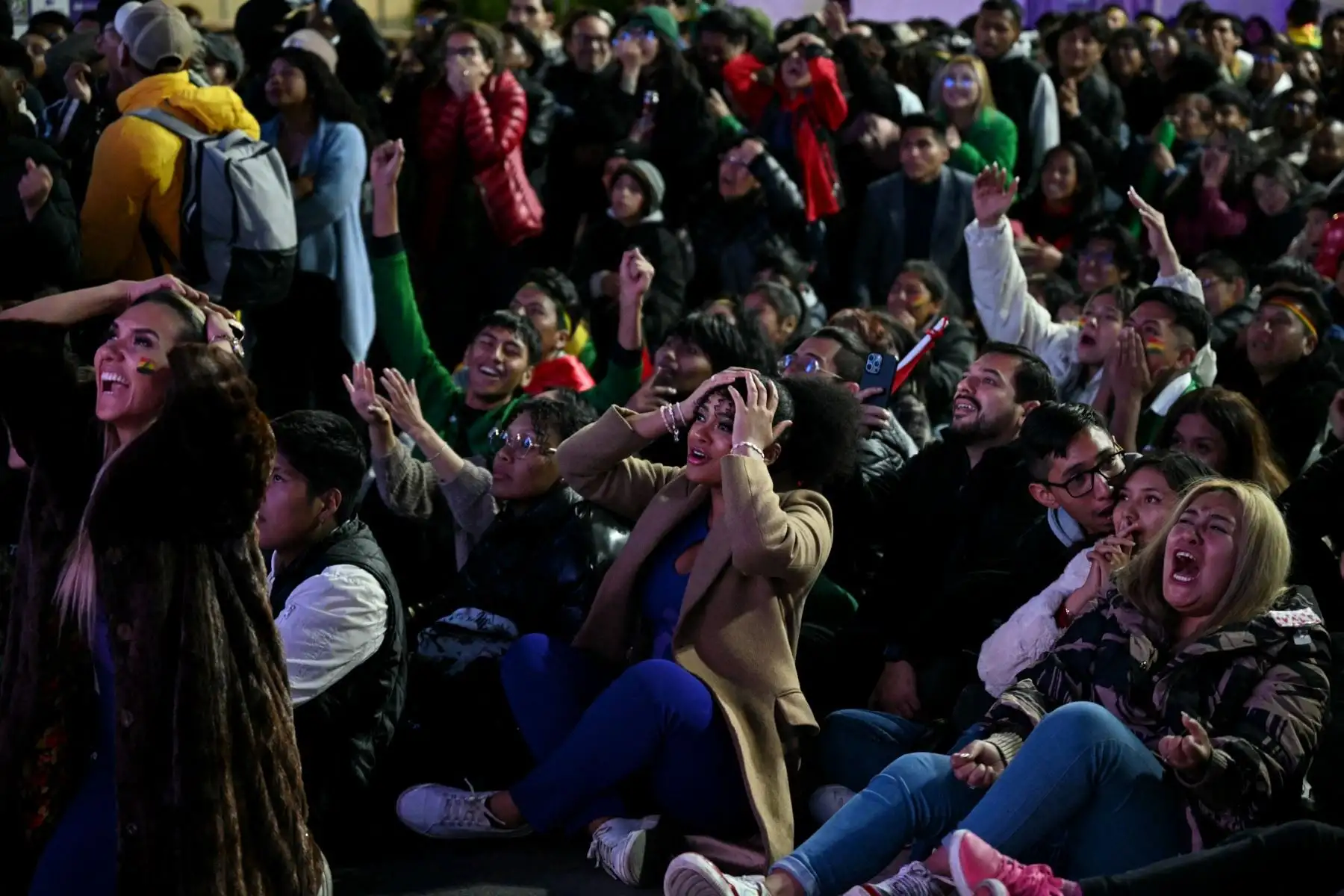 Seguidores de la selección boliviana reaccionaron con pesar tras el resultado que les impidió volver a una Copa del Mundo. Foto: AFP.