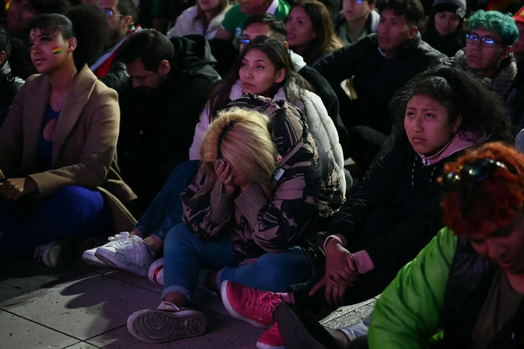 Grupos de hinchas bolivianos permanecieron en silencio tras el partido, con gestos de resignación por el resultado adverso ante Irak. Foto: AFP.