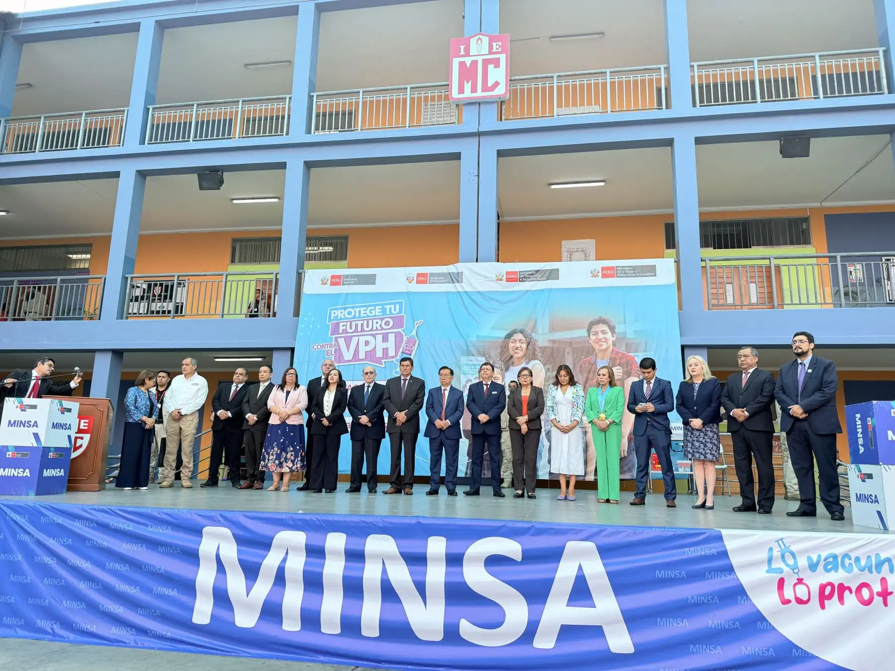El presidente de la República, José María Balcázar, presidió la ceremonia de lanzamiento de la vacunación contra el Virus del Papiloma Humano (VPH), realizada en la Institución Educativa Emblemática Melitón Carvajal en el marco del inicio del año escolar 2026. La actividad buscó fortalecer la prevención del cáncer de cuello uterino y contó con la participación de autoridades del Ejecutivo. Fotos: ANDINA/Juan Carlos Guzmán.