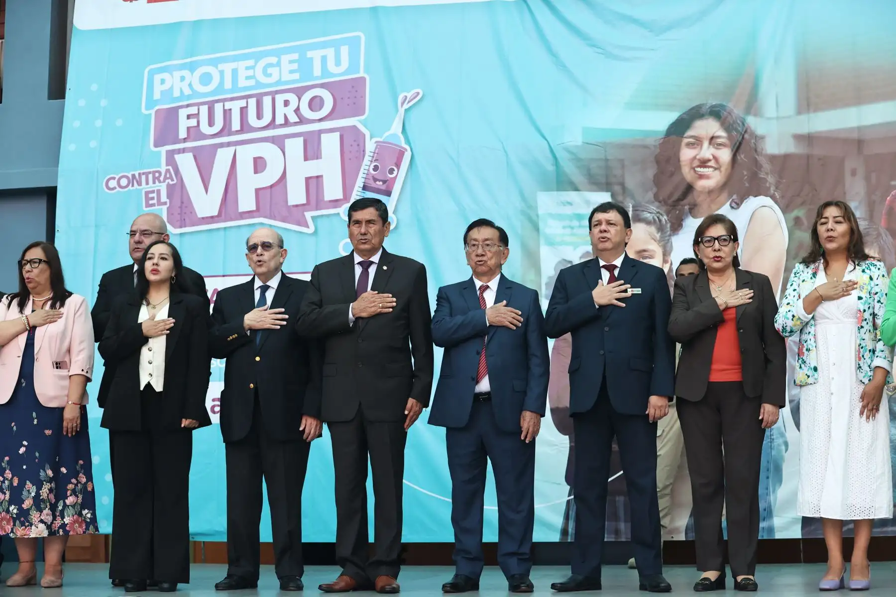 El presidente de la República, José María Balcázar, presidió la ceremonia de lanzamiento de la vacunación contra el Virus del Papiloma Humano (VPH), realizada en la Institución Educativa Emblemática Melitón Carvajal en el marco del inicio del año escolar 2026. La actividad buscó fortalecer la prevención del cáncer de cuello uterino y contó con la participación de autoridades del Ejecutivo. Fotos: ANDINA/Juan Carlos Guzmán.