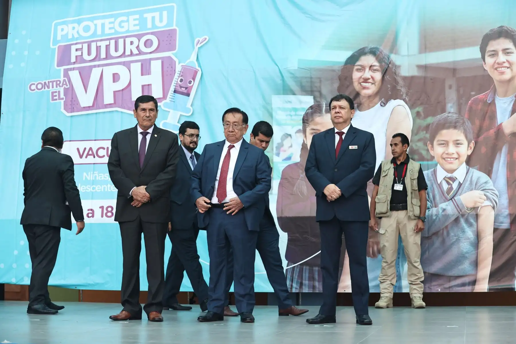 El presidente de la República, José María Balcázar, presidió la ceremonia de lanzamiento de la vacunación contra el Virus del Papiloma Humano (VPH), realizada en la Institución Educativa Emblemática Melitón Carvajal en el marco del inicio del año escolar 2026. La actividad buscó fortalecer la prevención del cáncer de cuello uterino y contó con la participación de autoridades del Ejecutivo. Fotos: ANDINA/Juan Carlos Guzmán.