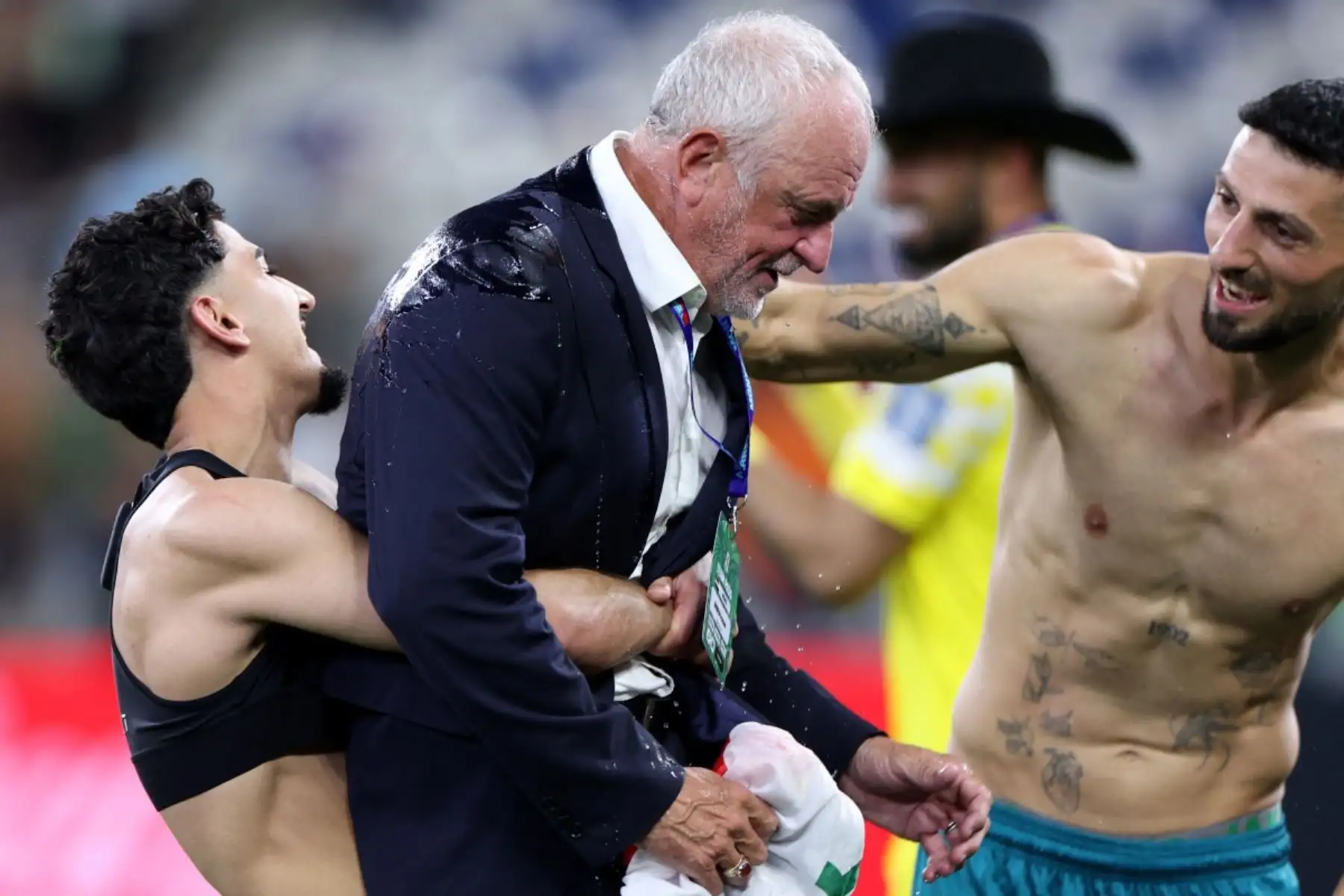 Jugadores y miembros del comando técnico se fundieron en abrazos tras asegurar la clasificación, en una escena de desahogo luego de un proceso exigente. Foto: AFP.