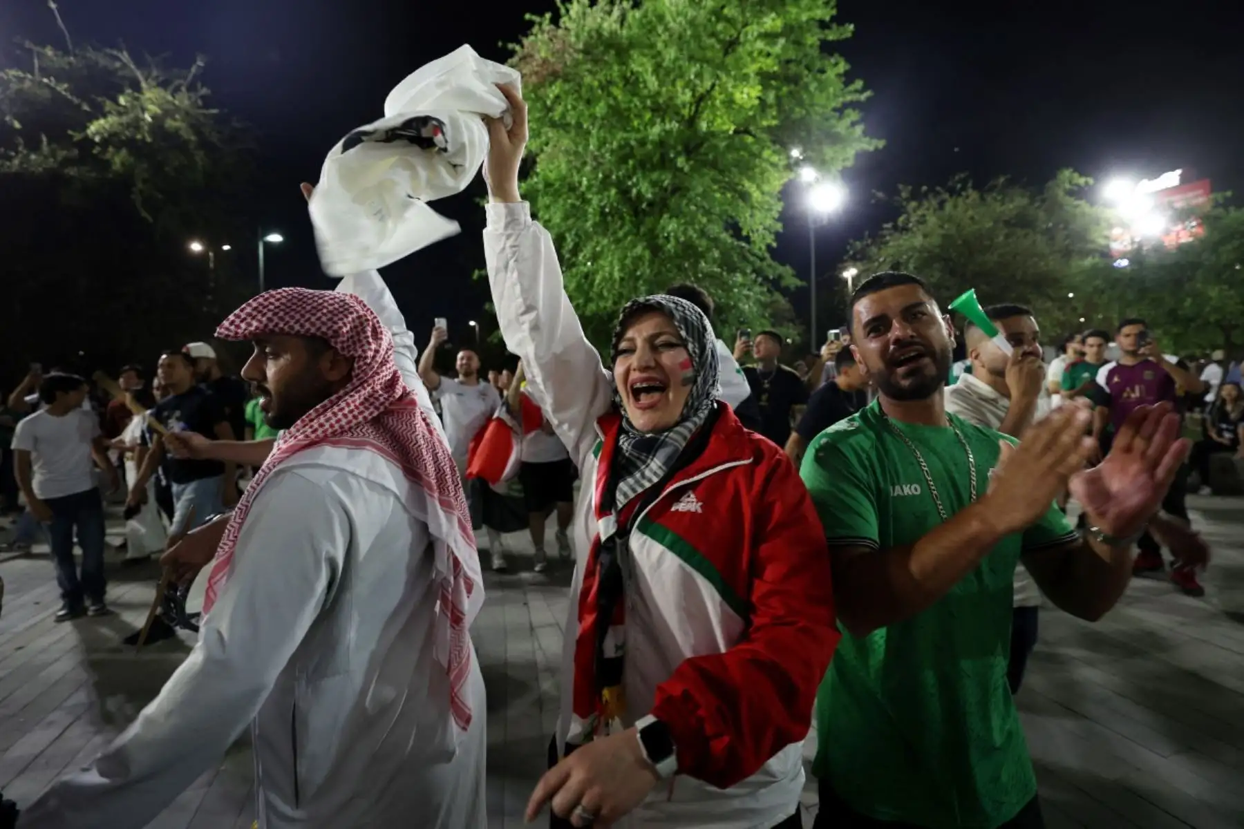 Hinchas iraquíes celebraron con cánticos y banderas pese al contexto de guerra que atraviesa el país tras recientes enfrentamientos en la región. Foto: AFP.