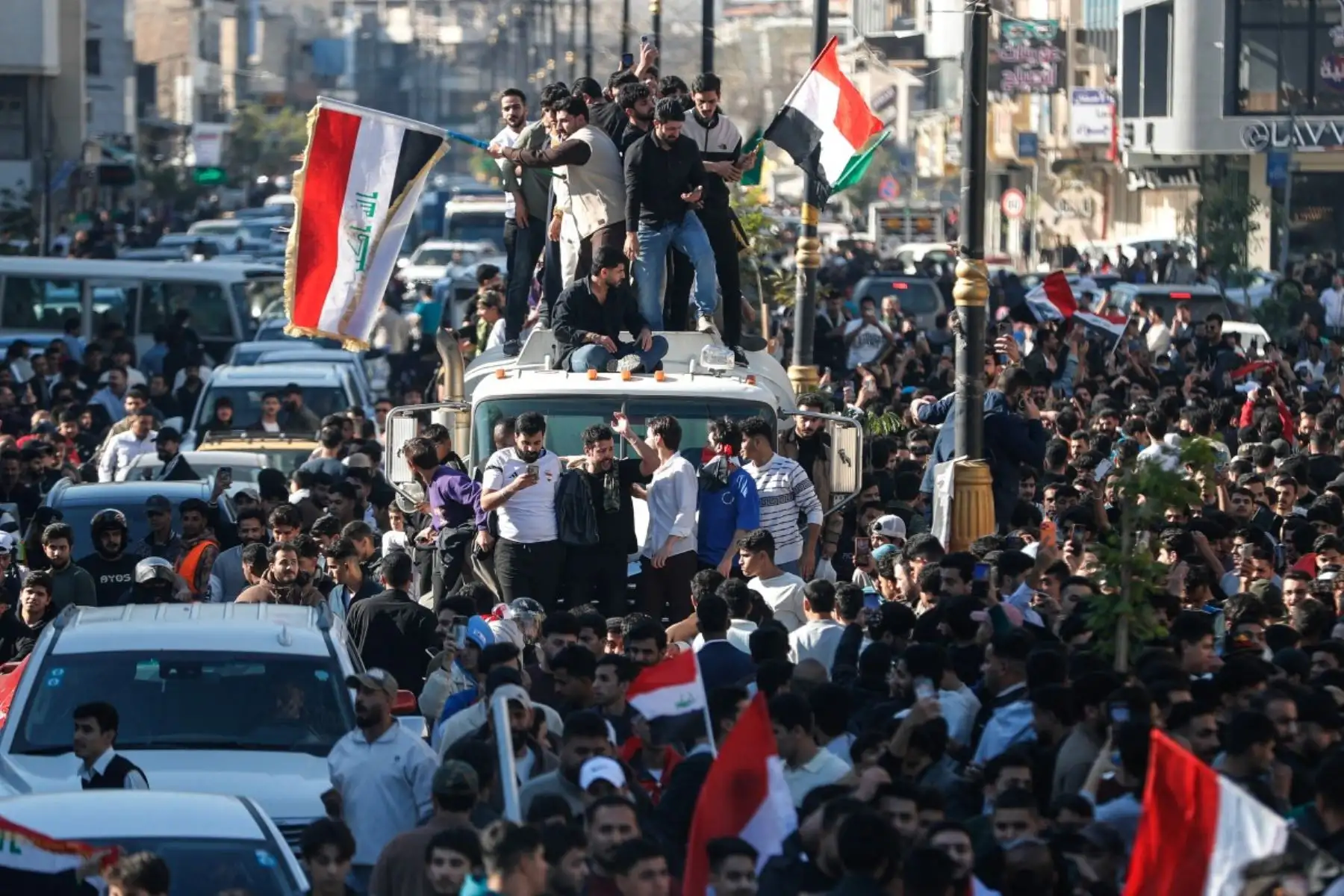Multitudes se concentraron en zonas comerciales de Bagdad, donde la música y los festejos se extendieron durante la madrugada tras el triunfo ante Bolivia. Foto: AFP.