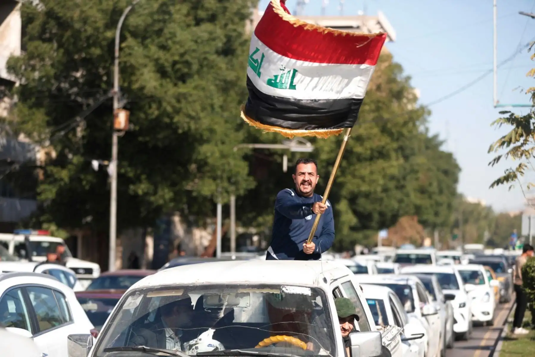 Vehículos recorrieron avenidas de la capital con banderas nacionales mientras los hinchas celebraban el histórico retorno al Mundial tras cuatro décadas. Foto: AFP.