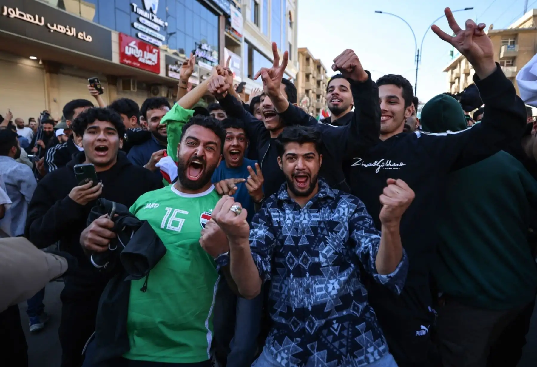 Miles de ciudadanos iraquíes salieron a las calles de Bagdad para celebrar la clasificación de su selección al Mundial 2026, en una jornada marcada por la euforia colectiva. Foto: AFP.