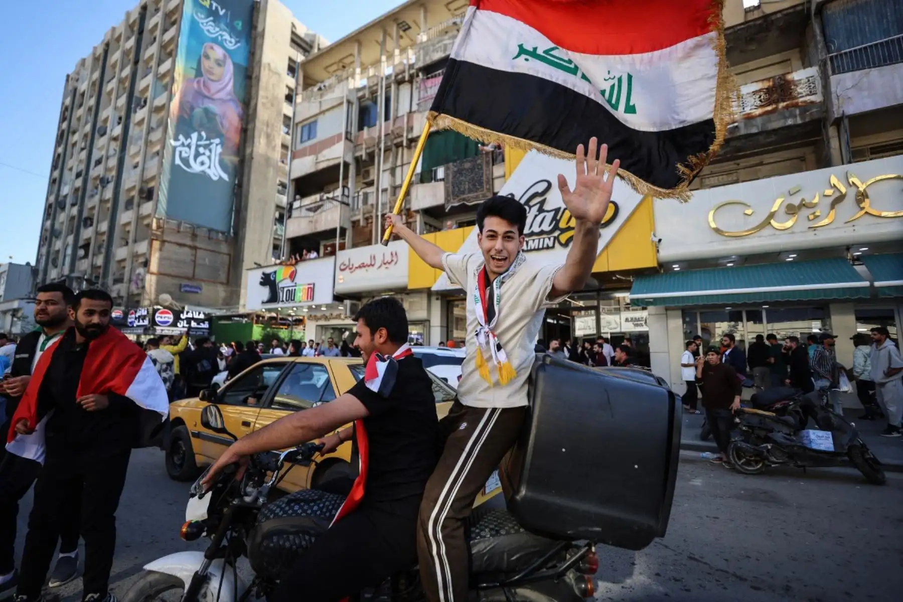 En medio de un contexto marcado por la guerra, la violencia y las pérdidas humanas que afectan a Irak tras recientes enfrentamientos en la región, miles de ciudadanos salieron a las calles de Bagdad para celebrar la clasificación de su selección al Mundial 2026, tras 40 años de ausencia desde México 1986. La victoria 2-1 sobre Bolivia desató festejos con música, banderas y muestras de unidad en un país golpeado por el conflicto. Fotos: AFP.