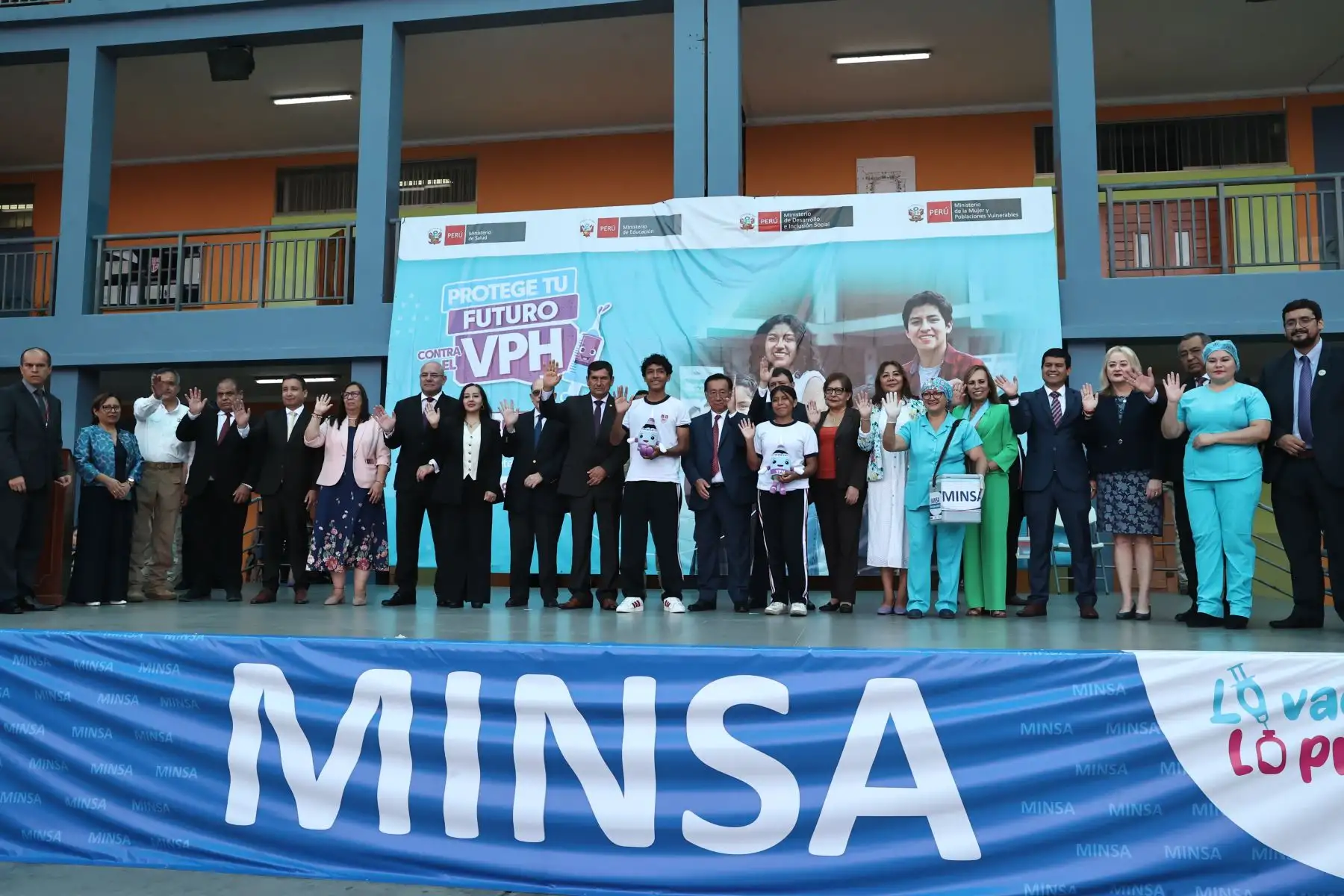 El presidente de la República, José María Balcázar, presidió la ceremonia de lanzamiento de la vacunación contra el Virus del Papiloma Humano (VPH), realizada en la Institución Educativa Emblemática Melitón Carvajal en el marco del inicio del año escolar 2026. La actividad buscó fortalecer la prevención del cáncer de cuello uterino y contó con la participación de autoridades del Ejecutivo. Fotos: ANDINA/Juan Carlos Guzmán.