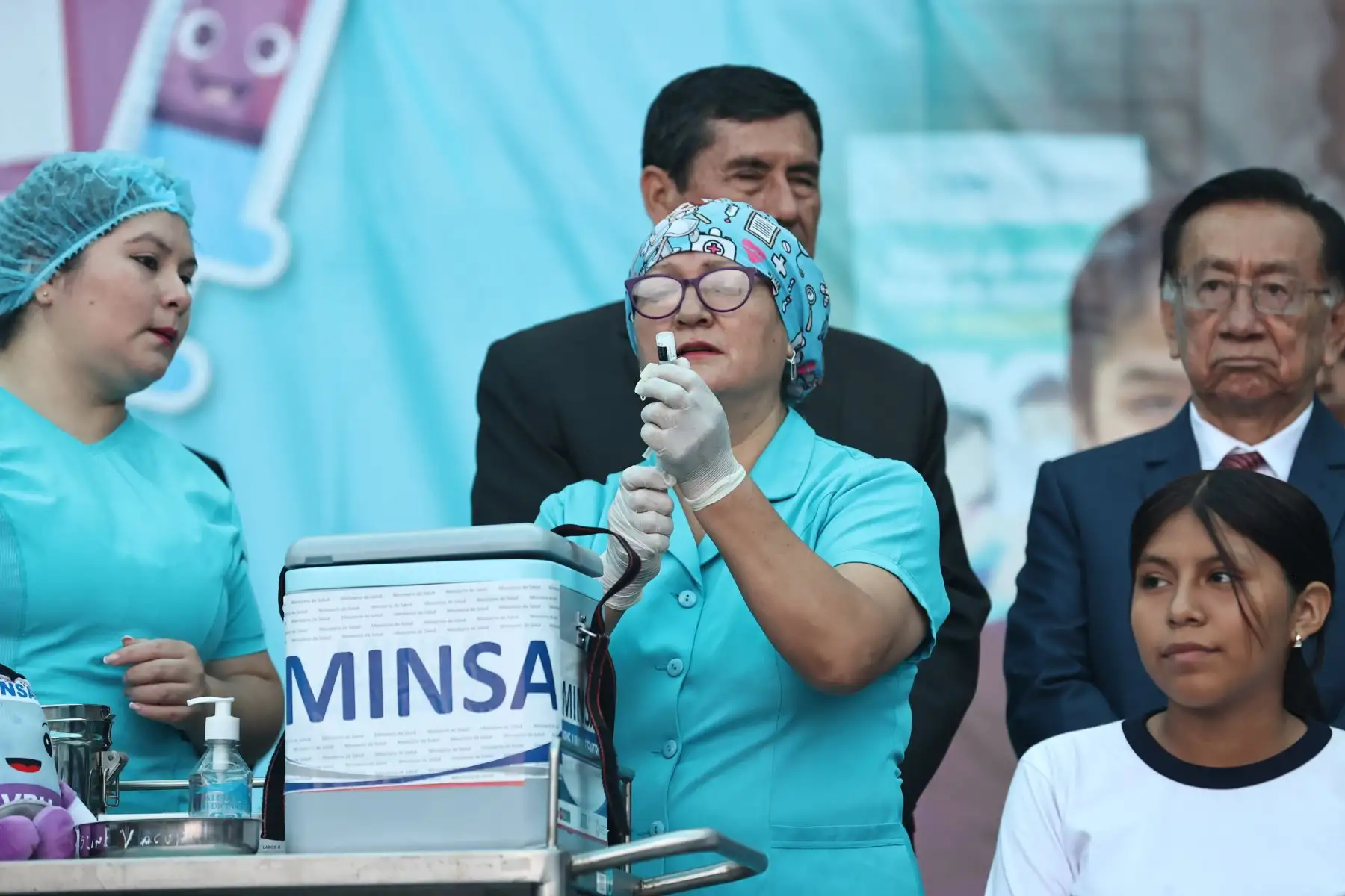 El presidente de la República, José María Balcázar, presidió la ceremonia de lanzamiento de la vacunación contra el Virus del Papiloma Humano (VPH), realizada en la Institución Educativa Emblemática Melitón Carvajal en el marco del inicio del año escolar 2026. La actividad buscó fortalecer la prevención del cáncer de cuello uterino y contó con la participación de autoridades del Ejecutivo. Fotos: ANDINA/Juan Carlos Guzmán.