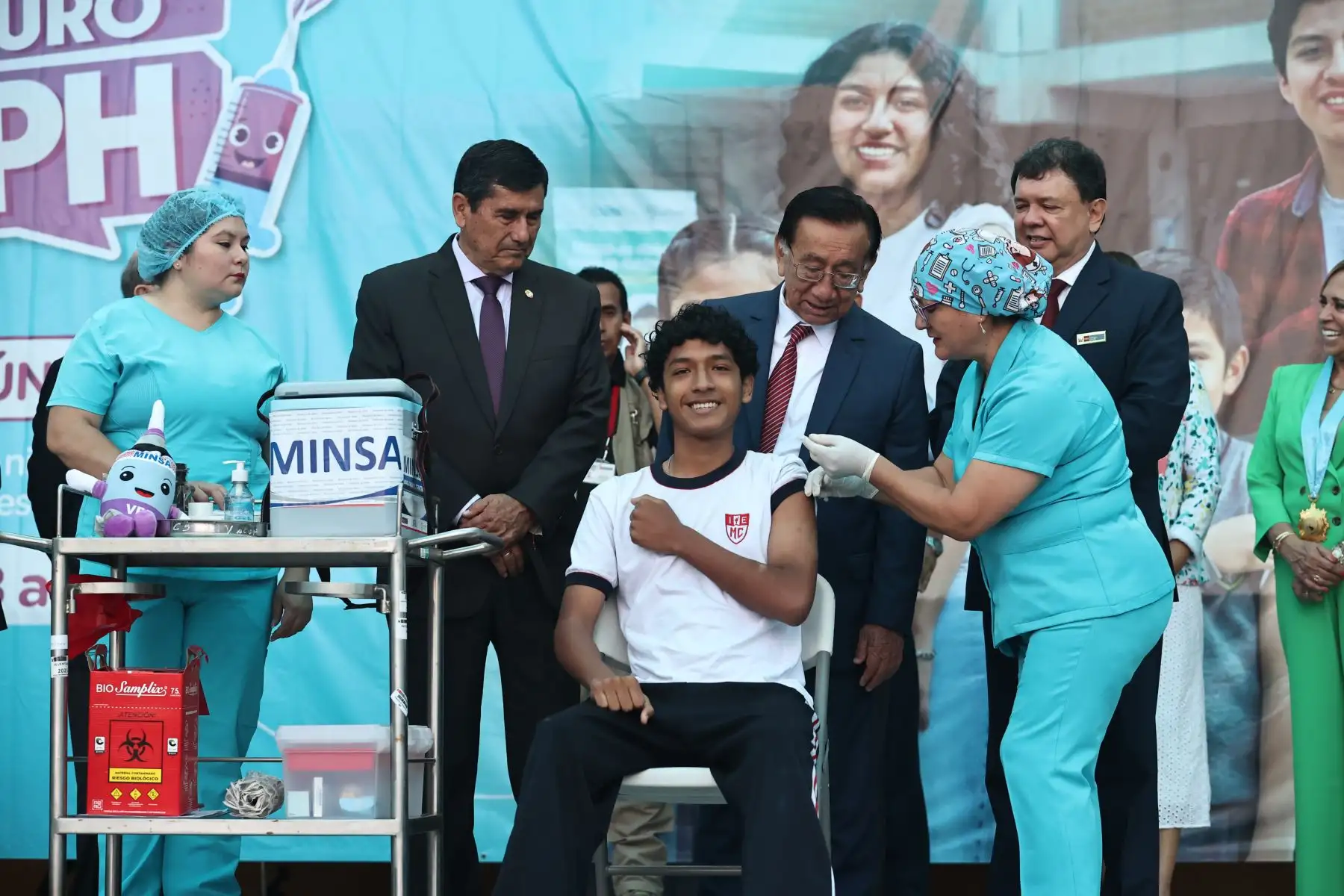 El presidente de la República, José María Balcázar, presidió la ceremonia de lanzamiento de la vacunación contra el Virus del Papiloma Humano (VPH), realizada en la Institución Educativa Emblemática Melitón Carvajal en el marco del inicio del año escolar 2026. La actividad buscó fortalecer la prevención del cáncer de cuello uterino y contó con la participación de autoridades del Ejecutivo. Fotos: ANDINA/Juan Carlos Guzmán.