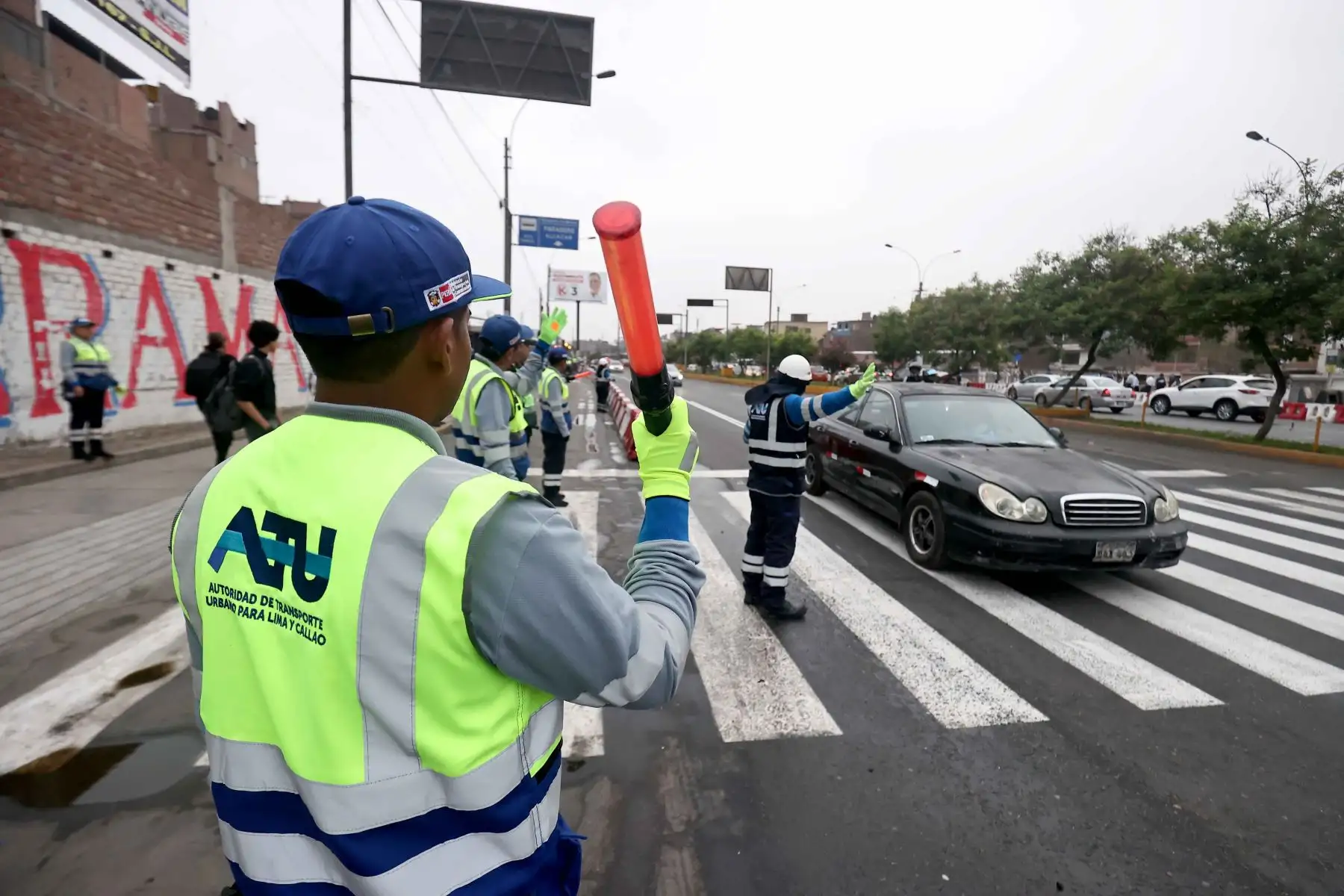 La Autoridad de Transporte Urbano para Lima y Callao (ATU) inició la modernización y remodelación de 82 paraderos de los corredores complementarios, con el objetivo de mejorar la accesibilidad y la experiencia de los usuarios. Las intervenciones incluyen señalética, pavimento diferenciado, pisos podotáctiles, placas en Braille, bancas, techos renovados y sistemas de información al usuario. Fotos: ANDINA/Juan Carlos Guzmán.