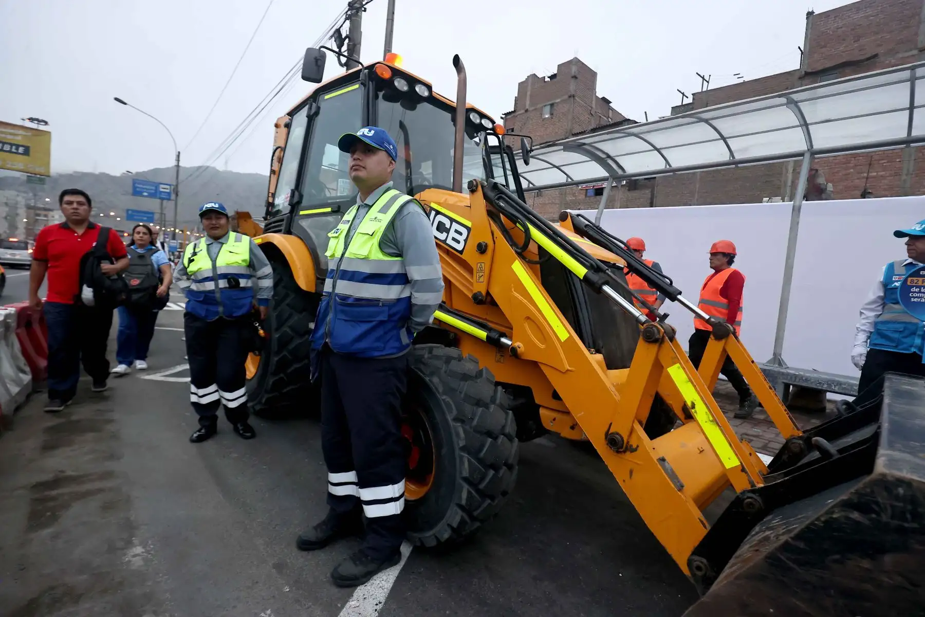 La Autoridad de Transporte Urbano para Lima y Callao (ATU) inició la modernización y remodelación de 82 paraderos de los corredores complementarios, con el objetivo de mejorar la accesibilidad y la experiencia de los usuarios. Las intervenciones incluyen señalética, pavimento diferenciado, pisos podotáctiles, placas en Braille, bancas, techos renovados y sistemas de información al usuario. Fotos: ANDINA/Juan Carlos Guzmán.