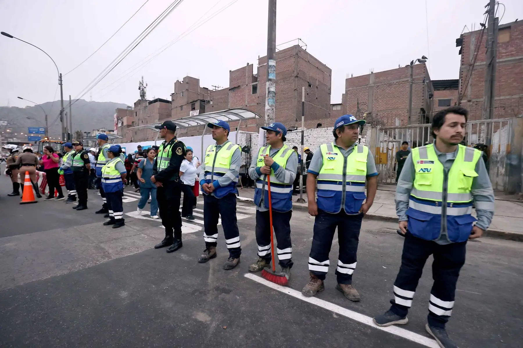 La Autoridad de Transporte Urbano para Lima y Callao (ATU) inició la modernización y remodelación de 82 paraderos de los corredores complementarios, con el objetivo de mejorar la accesibilidad y la experiencia de los usuarios. Las intervenciones incluyen señalética, pavimento diferenciado, pisos podotáctiles, placas en Braille, bancas, techos renovados y sistemas de información al usuario. Fotos: ANDINA/Juan Carlos Guzmán.