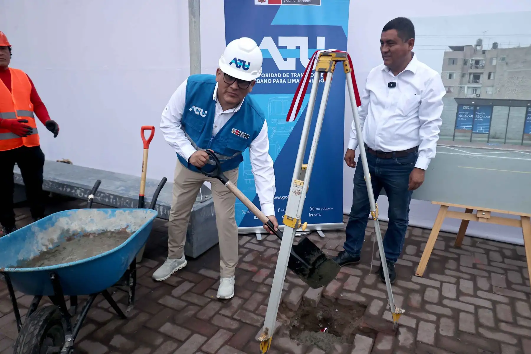 La Autoridad de Transporte Urbano para Lima y Callao (ATU) inició la modernización y remodelación de 82 paraderos de los corredores complementarios, con el objetivo de mejorar la accesibilidad y la experiencia de los usuarios. Las intervenciones incluyen señalética, pavimento diferenciado, pisos podotáctiles, placas en Braille, bancas, techos renovados y sistemas de información al usuario. Fotos: ANDINA/Juan Carlos Guzmán.