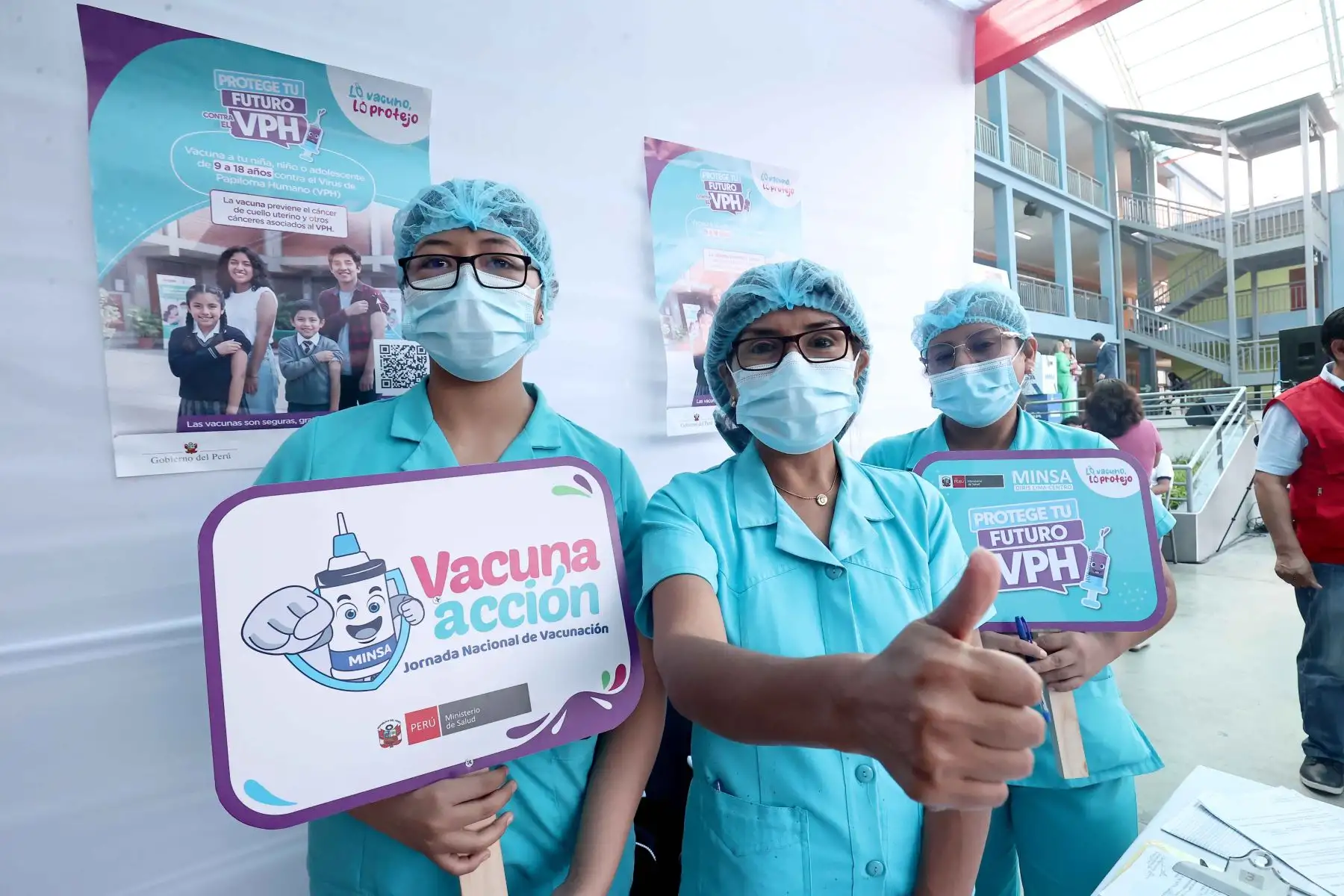 El presidente de la República, José María Balcázar, presidió la ceremonia de lanzamiento de la vacunación contra el Virus del Papiloma Humano (VPH), realizada en la Institución Educativa Emblemática Melitón Carvajal en el marco del inicio del año escolar 2026. La actividad buscó fortalecer la prevención del cáncer de cuello uterino y contó con la participación de autoridades del Ejecutivo. Fotos: ANDINA/Juan Carlos Guzmán.
