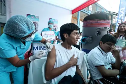 Uno de los principales cambios permite que las brigadas de salud apliquen de manera simultánea las vacunas contra el dengue y el virus del papiloma humano (VPH) en las instituciones educativas, de acuerdo con los criterios establecidos para cada vacuna y con la autorización correspondiente en el caso de los menores de edad.ANDINA/Juan Carlos Guzmán