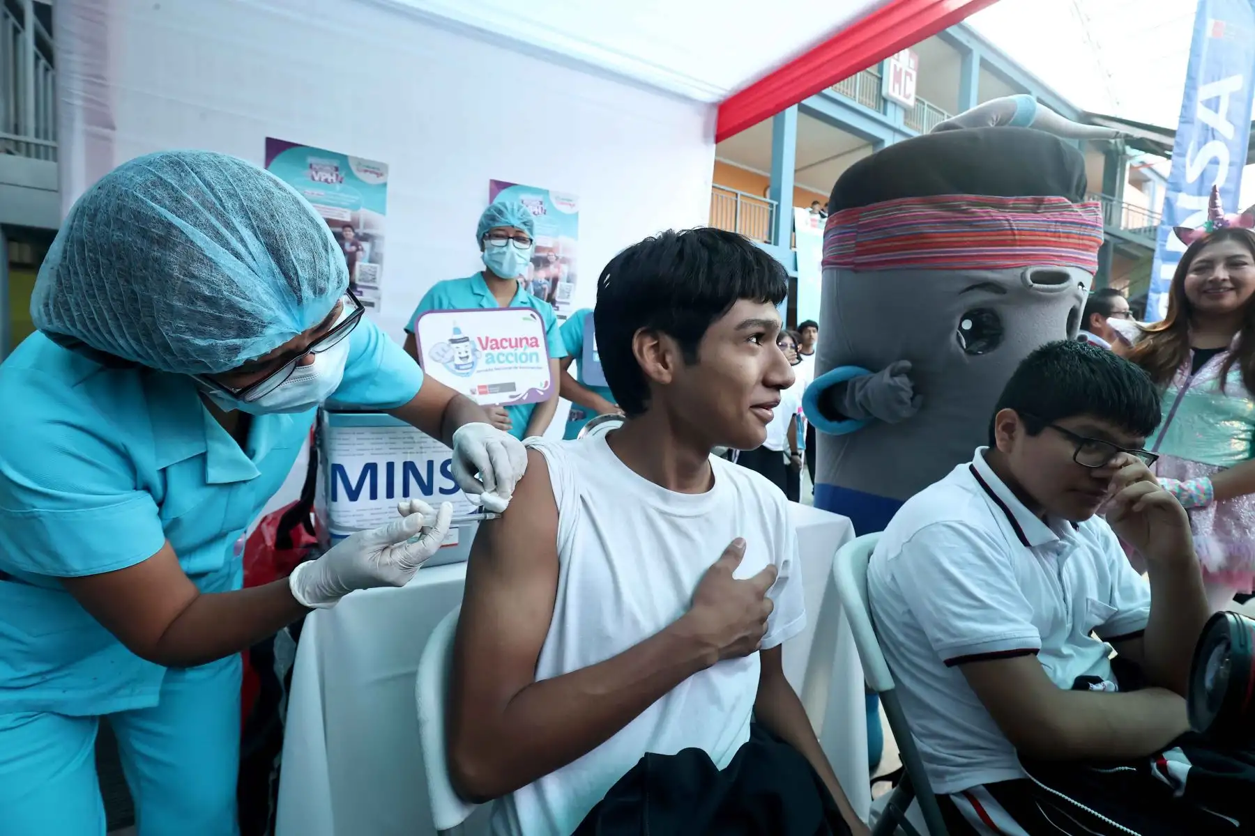 El presidente de la República, José María Balcázar, presidió la ceremonia de lanzamiento de la vacunación contra el Virus del Papiloma Humano (VPH), realizada en la Institución Educativa Emblemática Melitón Carvajal en el marco del inicio del año escolar 2026. La actividad buscó fortalecer la prevención del cáncer de cuello uterino y contó con la participación de autoridades del Ejecutivo. Fotos: ANDINA/Juan Carlos Guzmán.