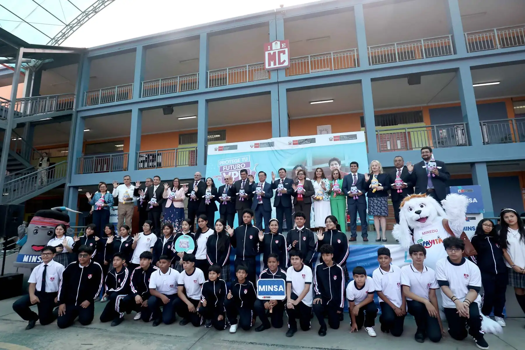 El presidente de la República, José María Balcázar, presidió la ceremonia de lanzamiento de la vacunación contra el Virus del Papiloma Humano (VPH), realizada en la Institución Educativa Emblemática Melitón Carvajal en el marco del inicio del año escolar 2026. La actividad buscó fortalecer la prevención del cáncer de cuello uterino y contó con la participación de autoridades del Ejecutivo. Fotos: ANDINA/Juan Carlos Guzmán.