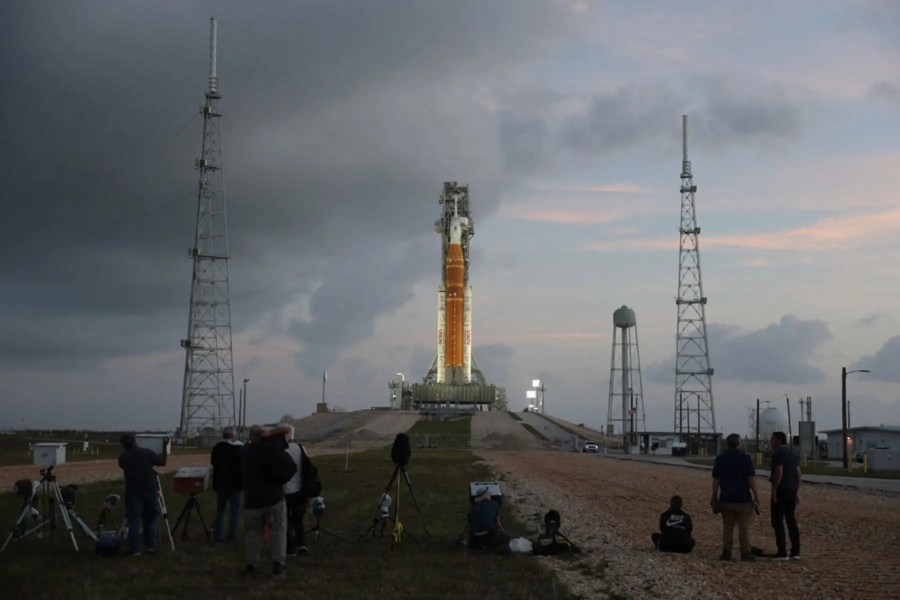 Condiciones meteorológicas variables fueron monitoreadas por la NASA como parte de las evaluaciones previas al lanzamiento de la misión Artemis II. Fotos: ANDINA/AFP.