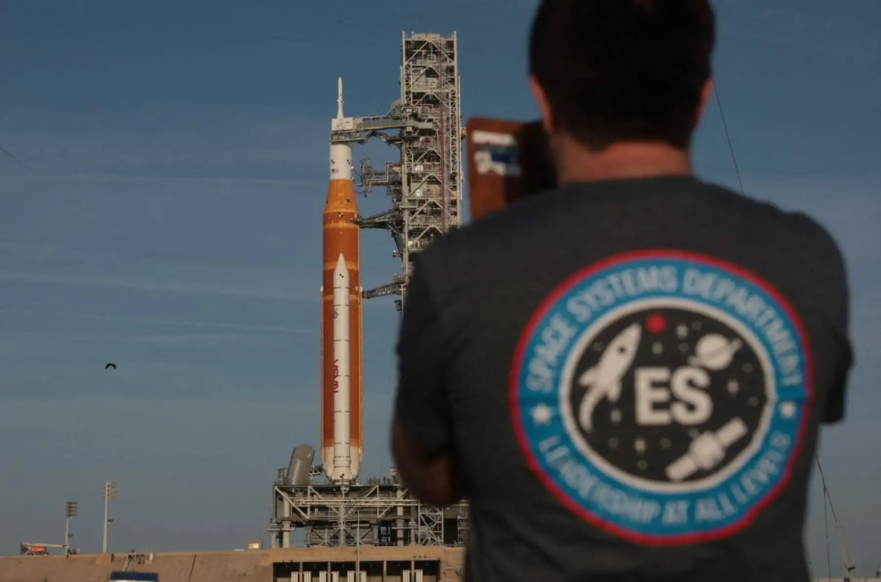 Un visitante observó el cohete SLS durante la cuenta regresiva, en una jornada marcada por la expectativa ante el retorno humano a la Luna. Fotos: ANDINA/AFP.