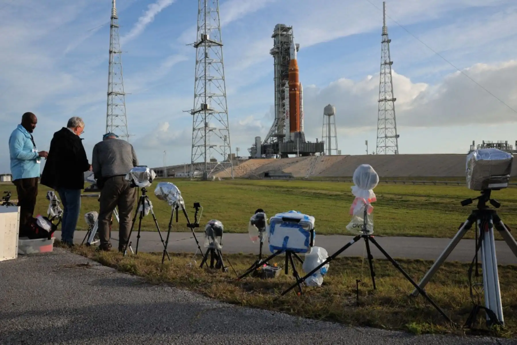 Observadores se congregaron en áreas autorizadas para presenciar el histórico lanzamiento previsto por la NASA desde Florida. Fotos: ANDINA/AFP.