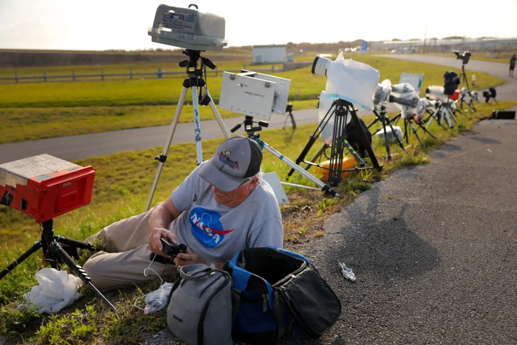 Técnicos y personal especializado realizaron labores de monitoreo y preparación en las instalaciones cercanas al sitio de lanzamiento. Fotos: ANDINA/AFP.