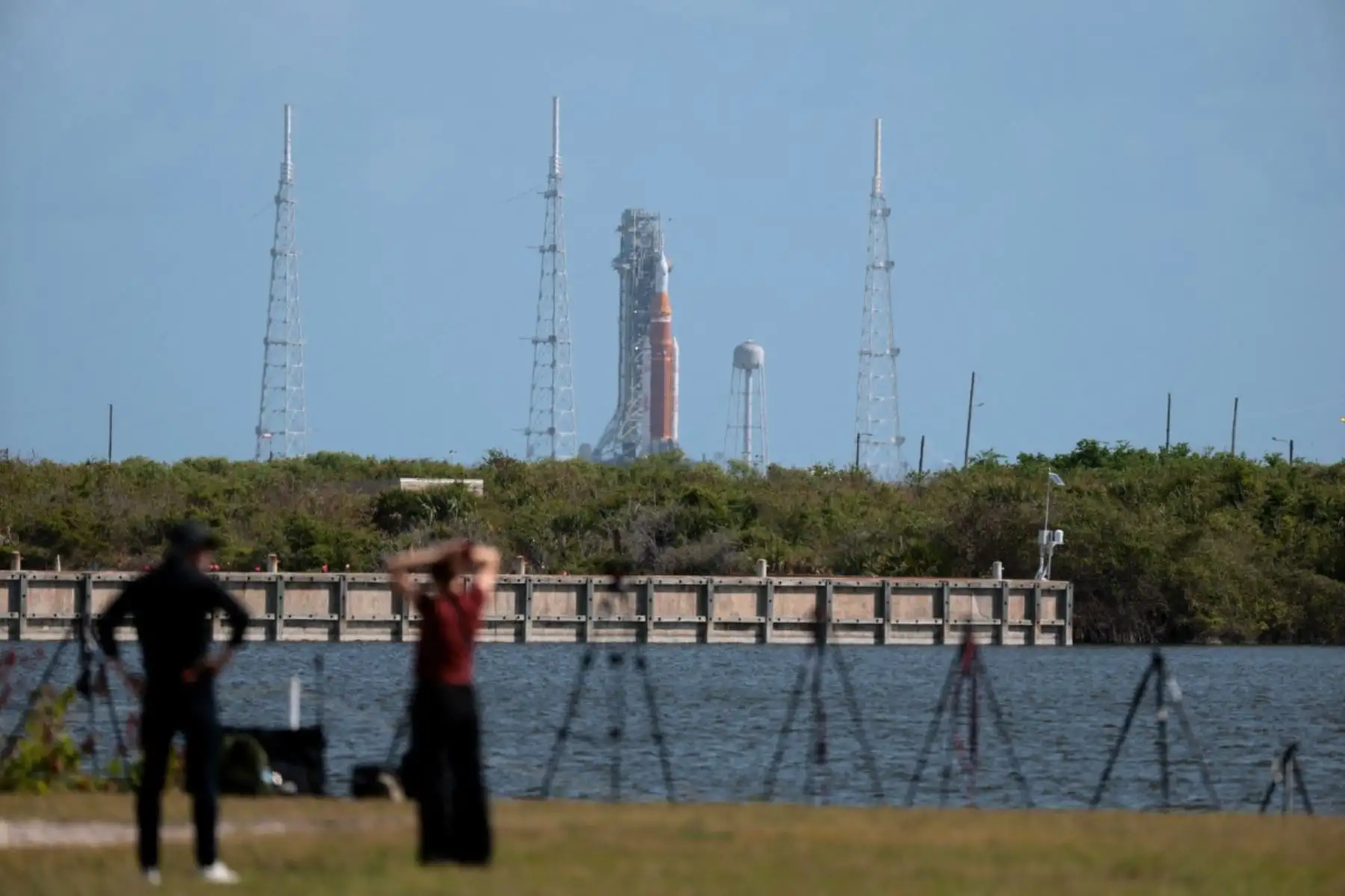 Visitantes y personal técnico permanecieron en las inmediaciones del complejo espacial durante la cuenta regresiva para el lanzamiento lunar. Fotos: ANDINA/AFP.