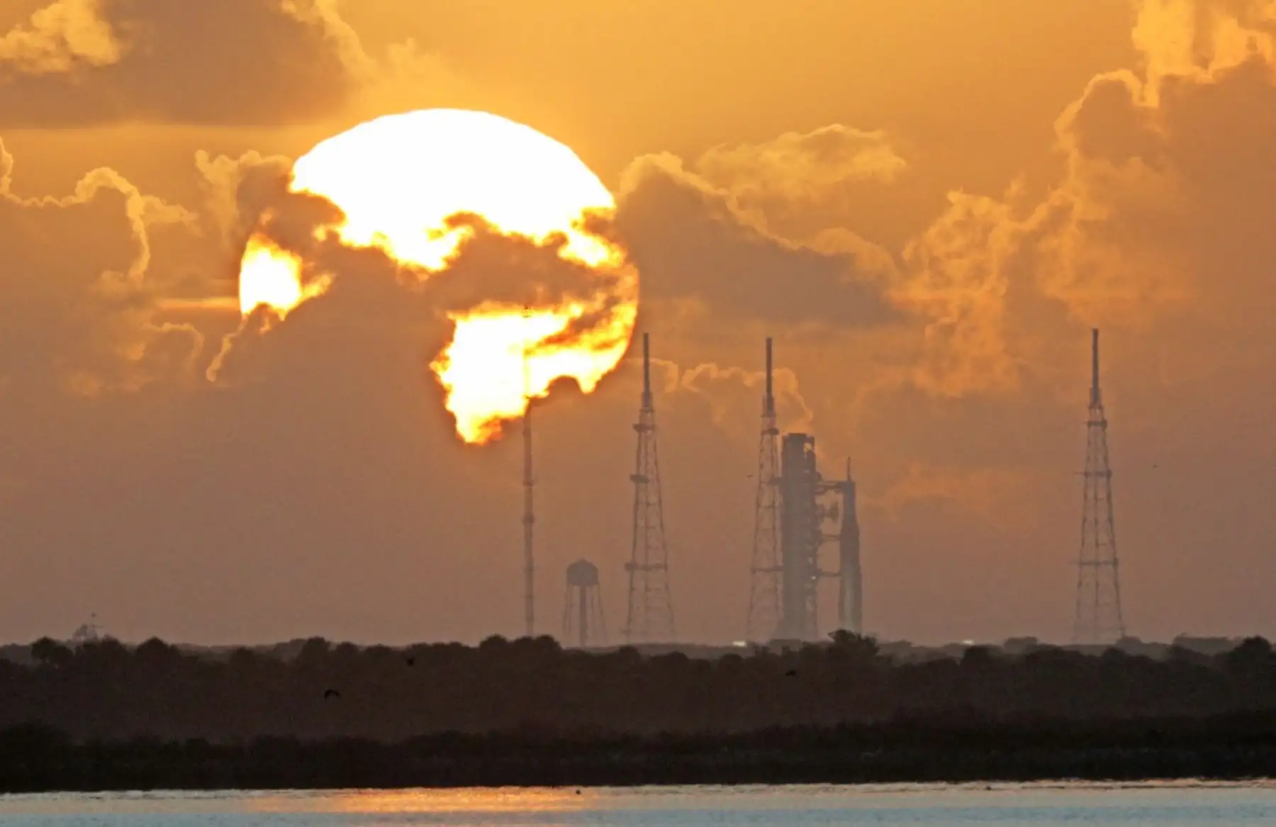 El cohete SLS fue observado al atardecer en la plataforma de lanzamiento, mientras avanzaban los preparativos finales previos al despegue programado en Florida. Fotos: ANDINA/AFP.